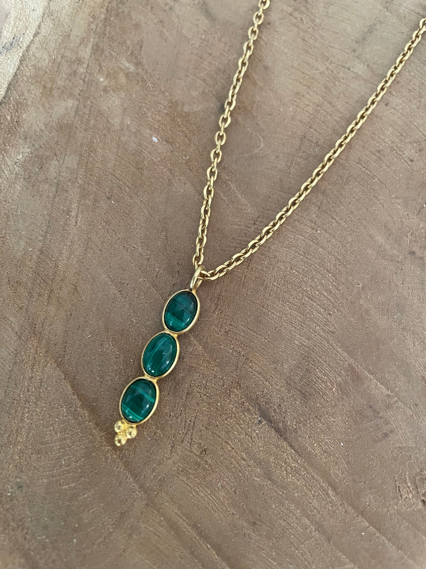 Collier doré avec pendentif serti de malachite