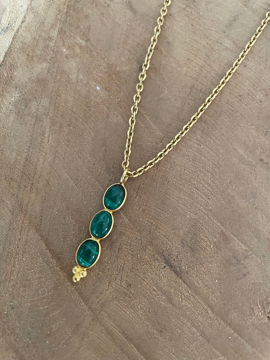 Collier doré avec pendentif serti de malachite