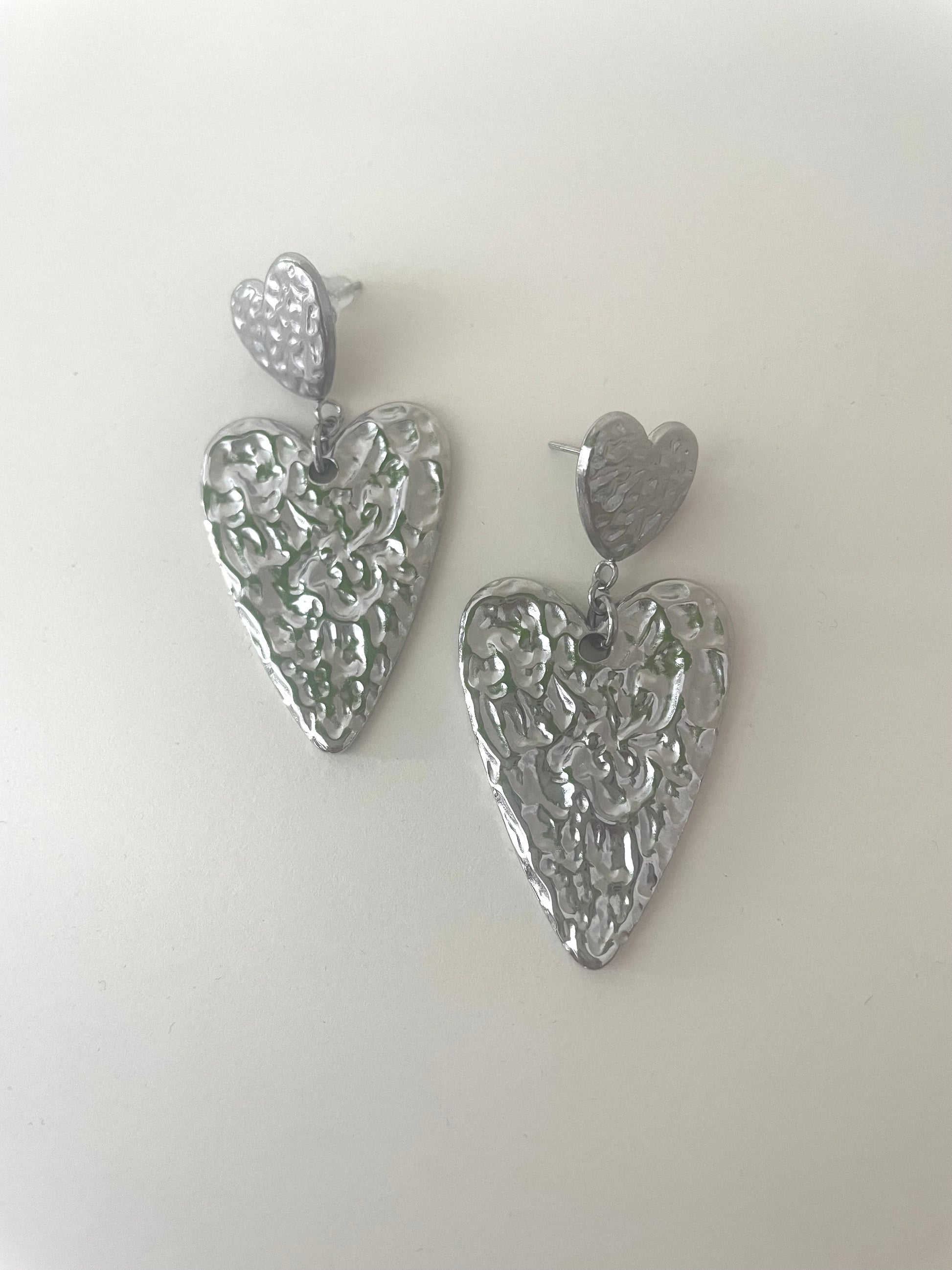 Détail zoom boucles argent coeur martelé