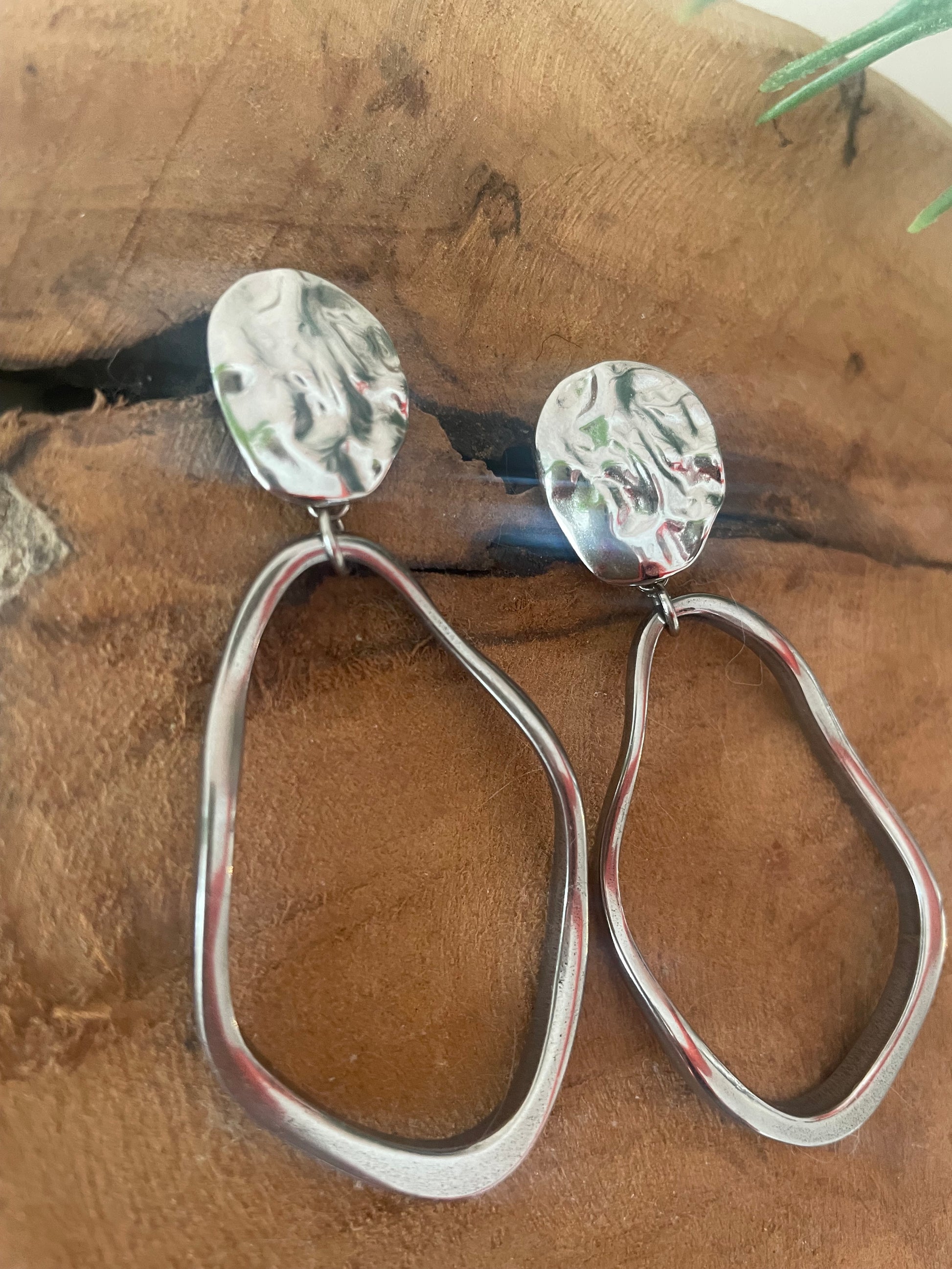 zoom clous martelés argent boucles pendentif déstructuré