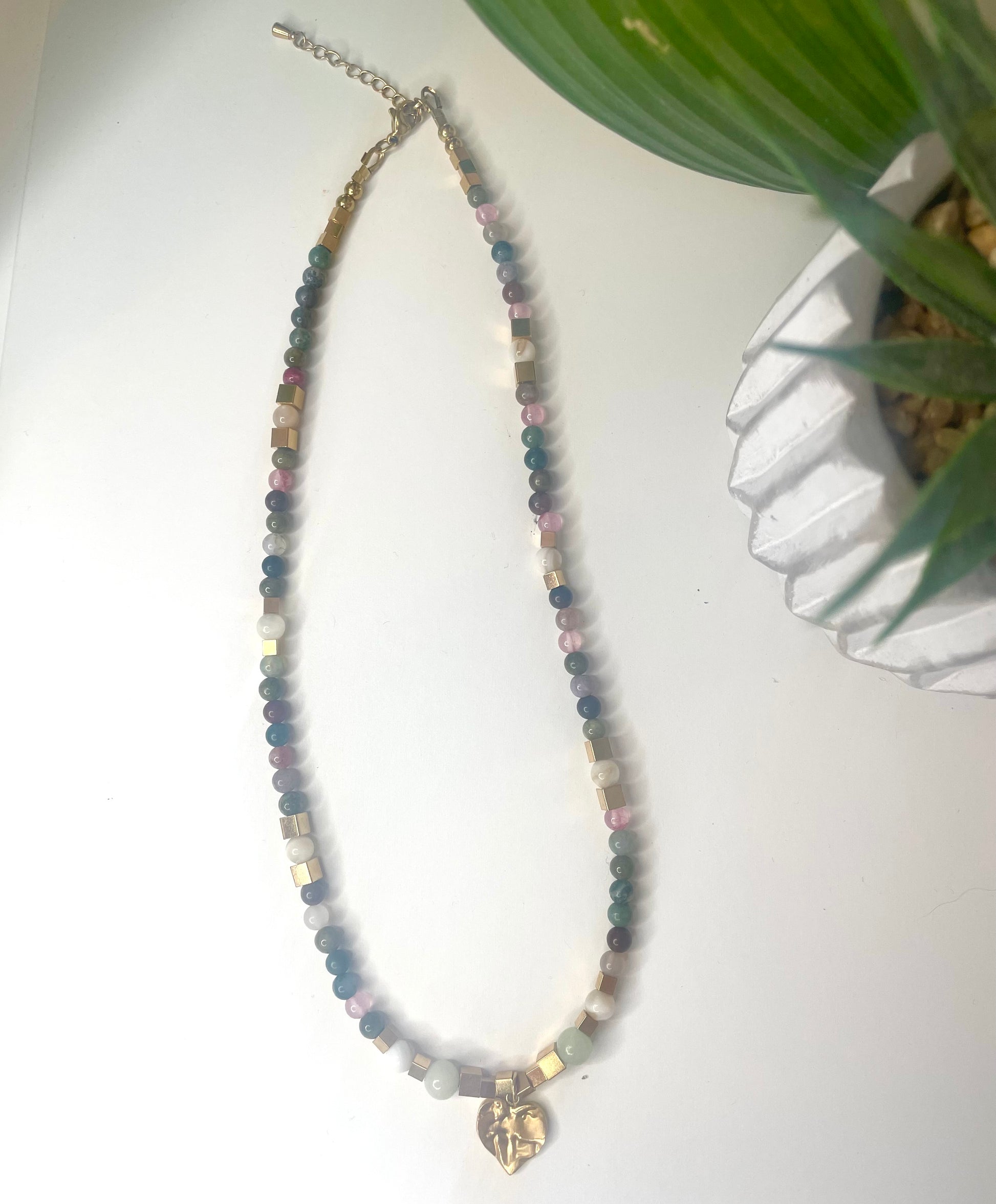 Vue entière collier court Gisèle doré vert rose breloque coeur