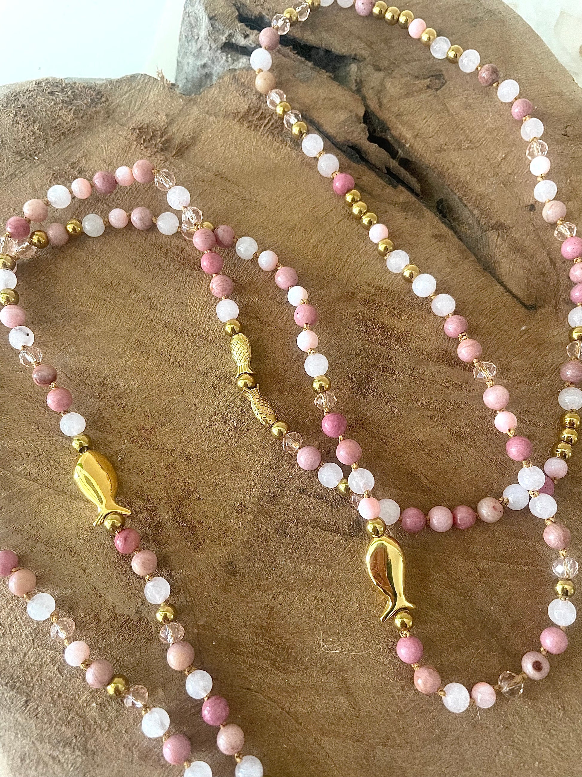 Détails long collier le poisson Jacqueline tons roses et acier inox doré quartz rose fait main