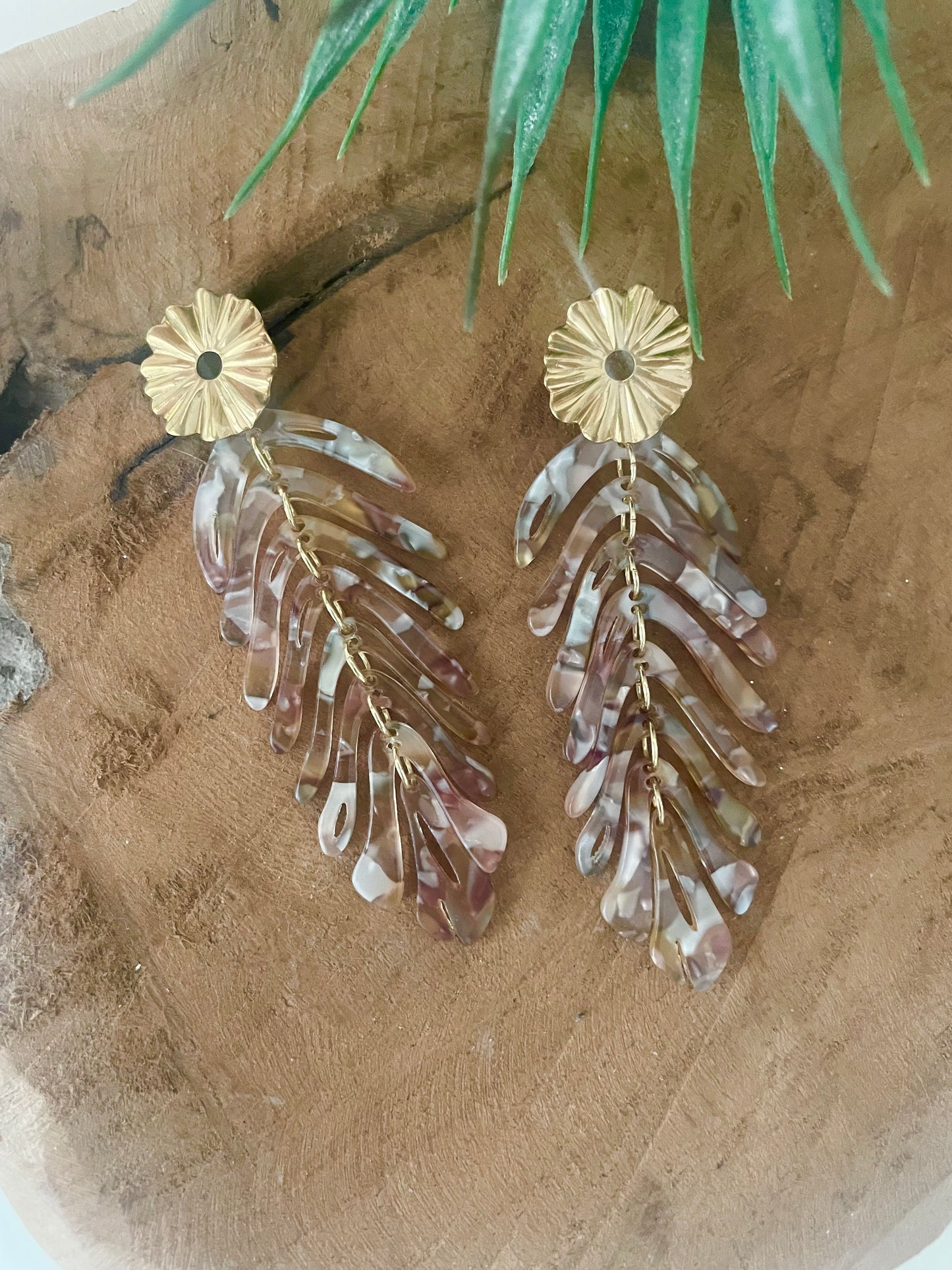 Boucles d’oreilles longue feuille beige et doré tendance 2026 bohème nature