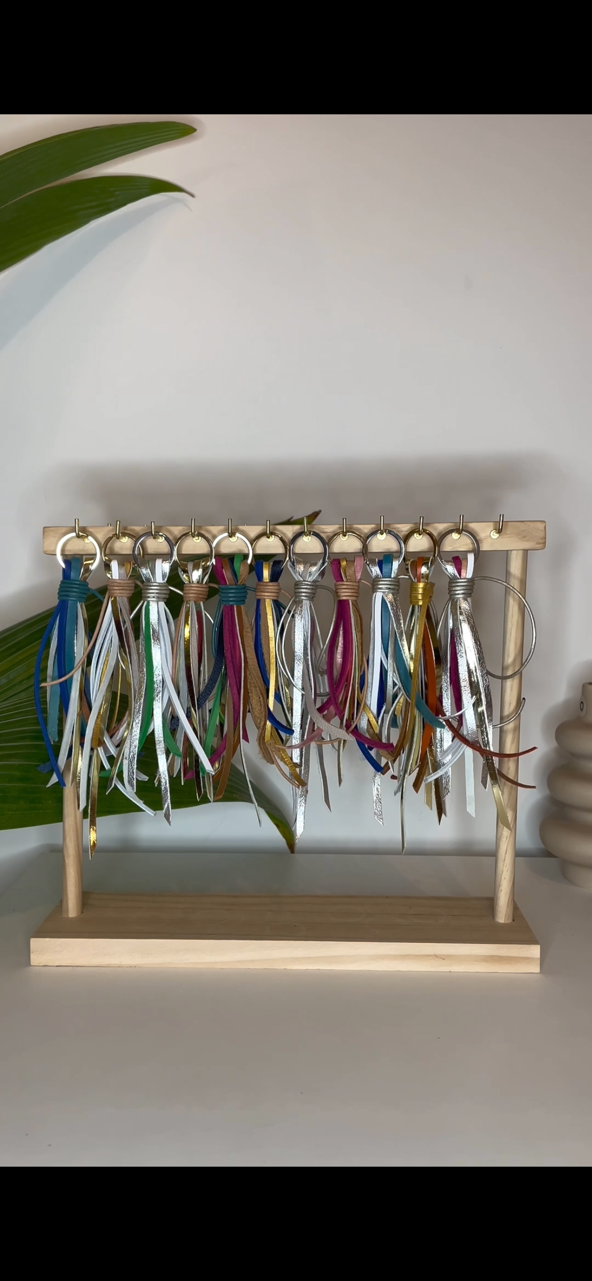Présentoir pour l’ensemble des créations Astride cuir coloré accessoire mode