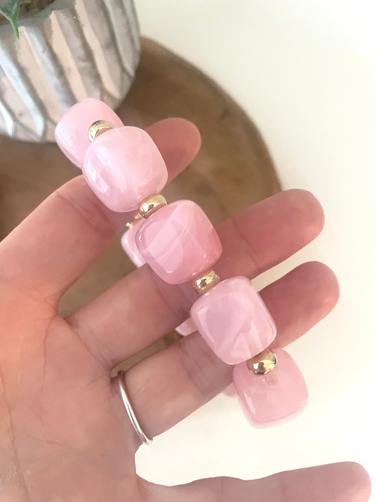 Vue de face bracelet rose pâle SOLENE fait main France