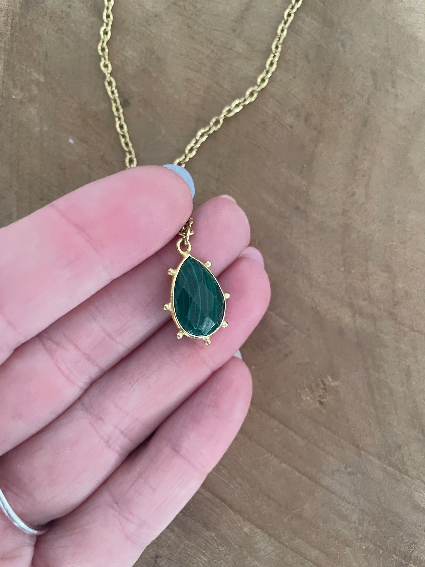 Collier doré et pendentif goutte en malachite