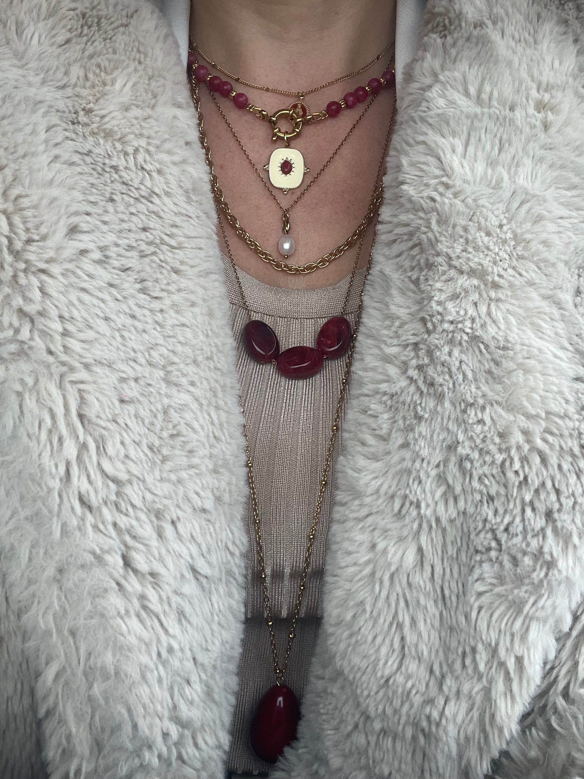 porté layering colliers or et bordeaux accumulation bijoux