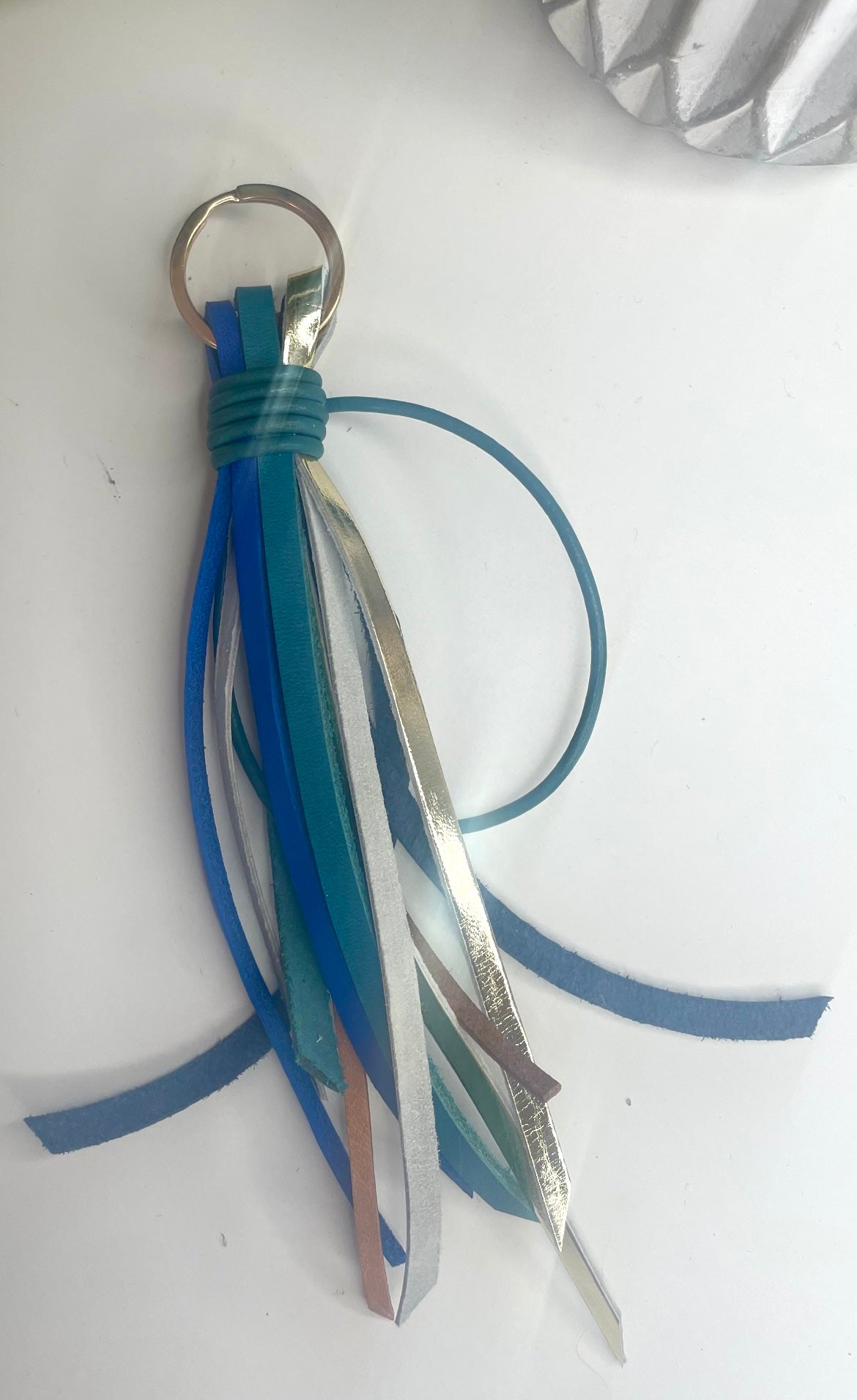 Grigri en cuir doré bleu Astride fait main France accessoire unique