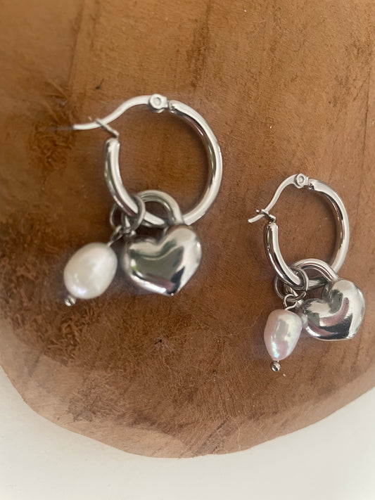 Gros plan boucles créoles acier inox argent avec breloque coeur et perle d’eau douce naturelle