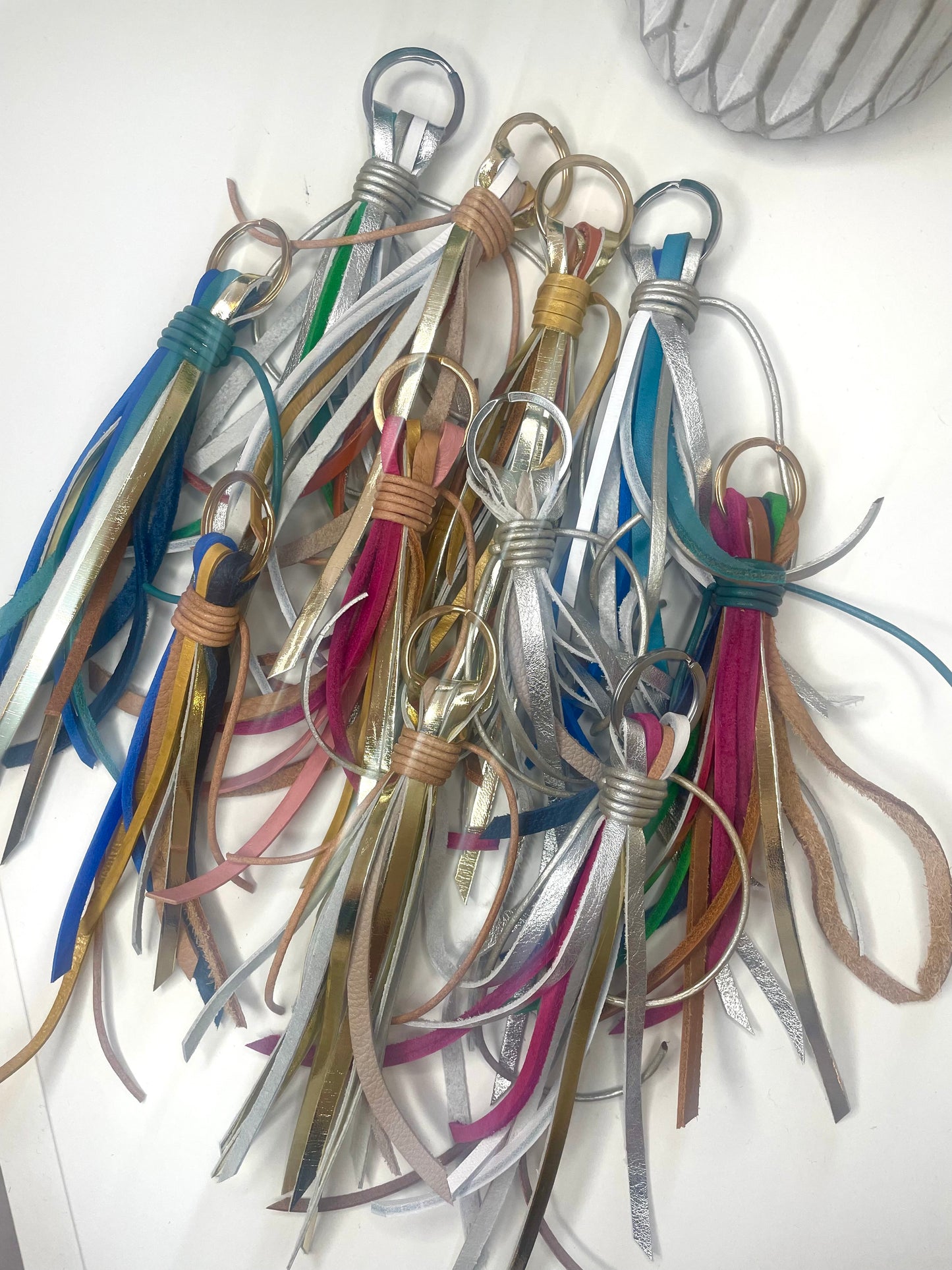 Ensemble des porte clefs Astride colorés en cuir artisanat français
