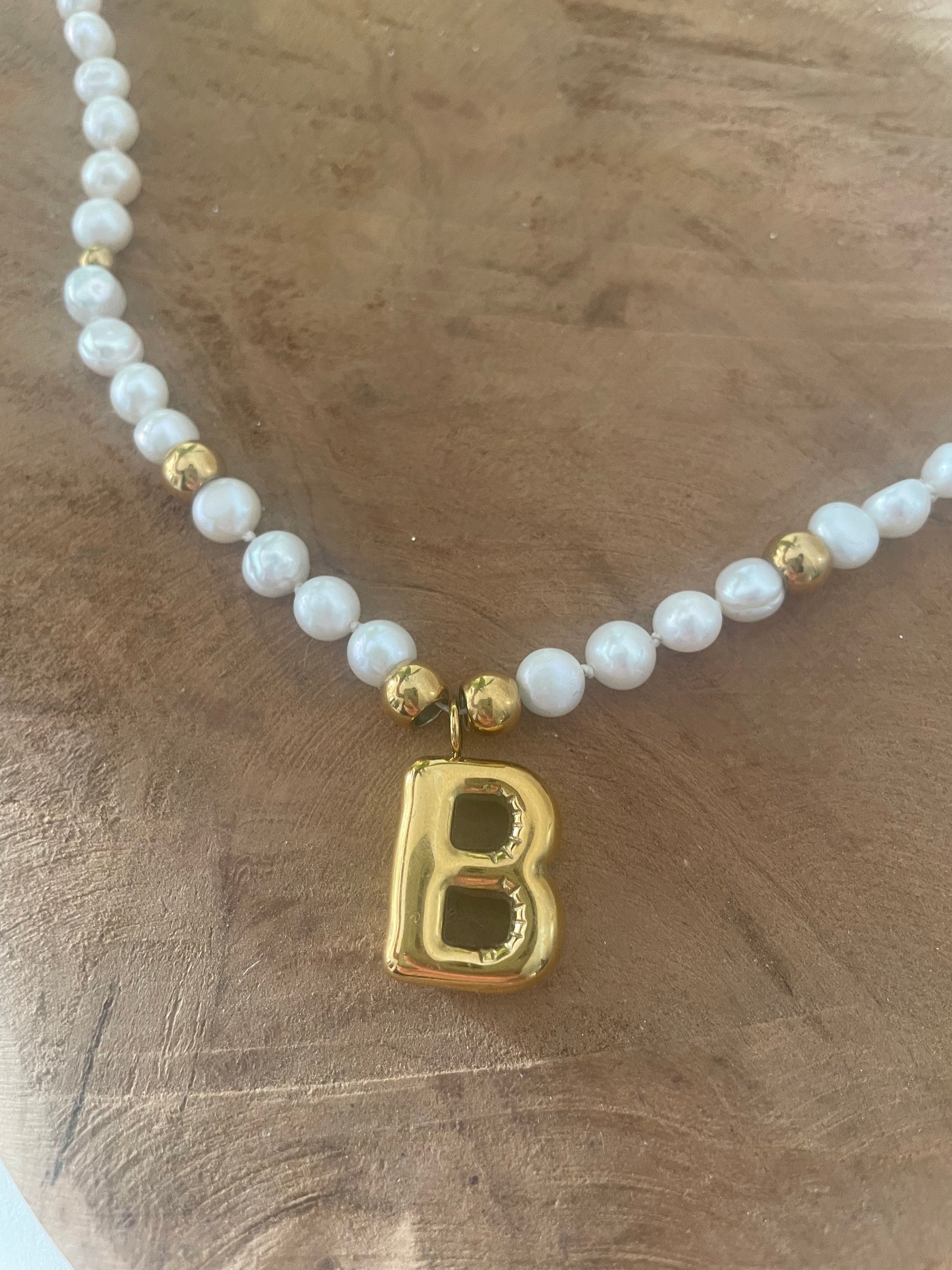 Détail zoom collier perles eau douce 