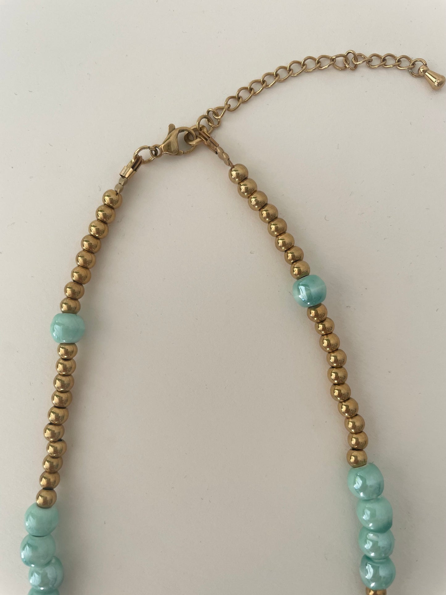 Fermoir acier doré et détail sur perles collier marin bleu