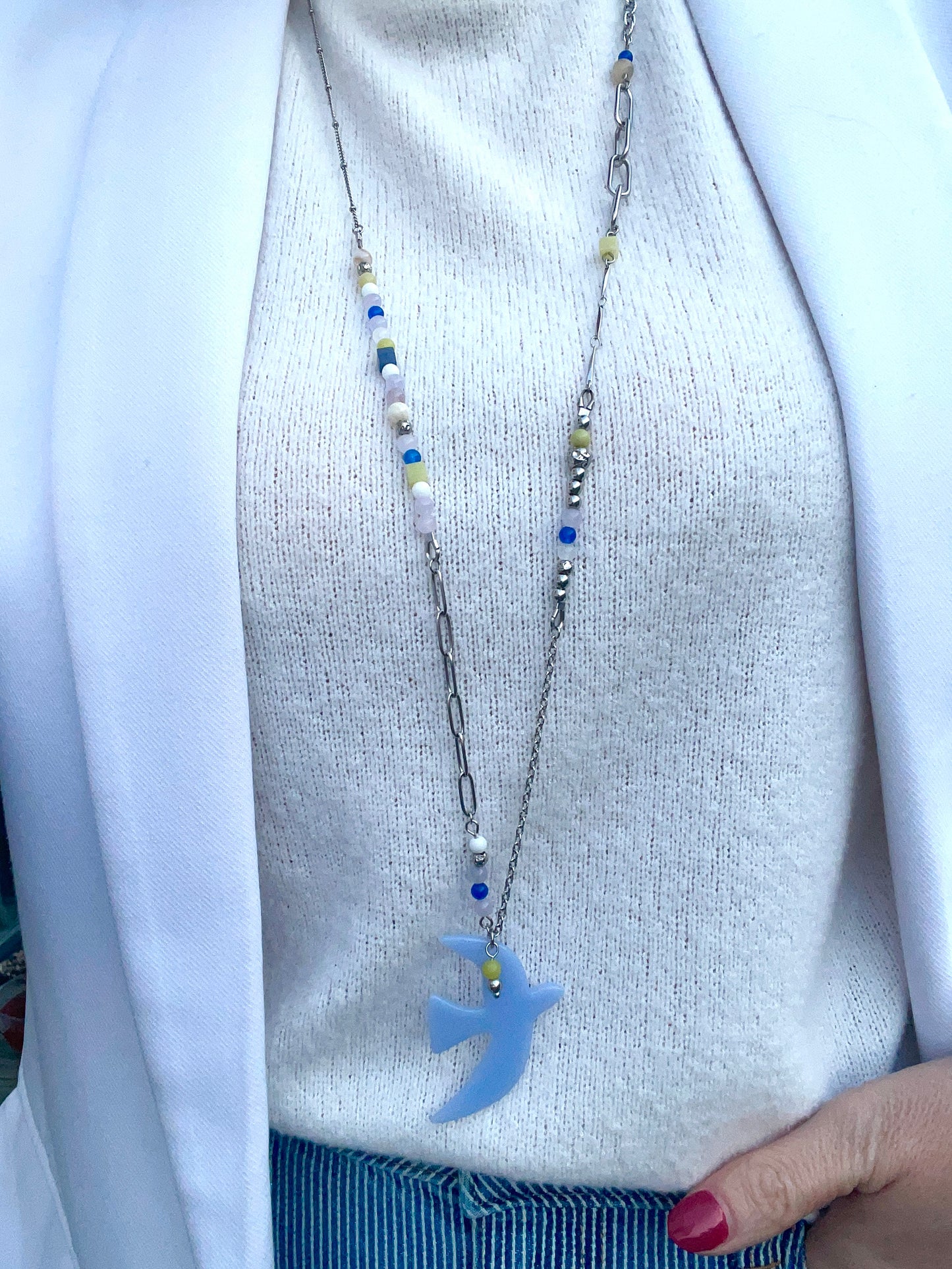 Porté grand collier argenté et pierres naturelles bleu blanc jaune oiseau 