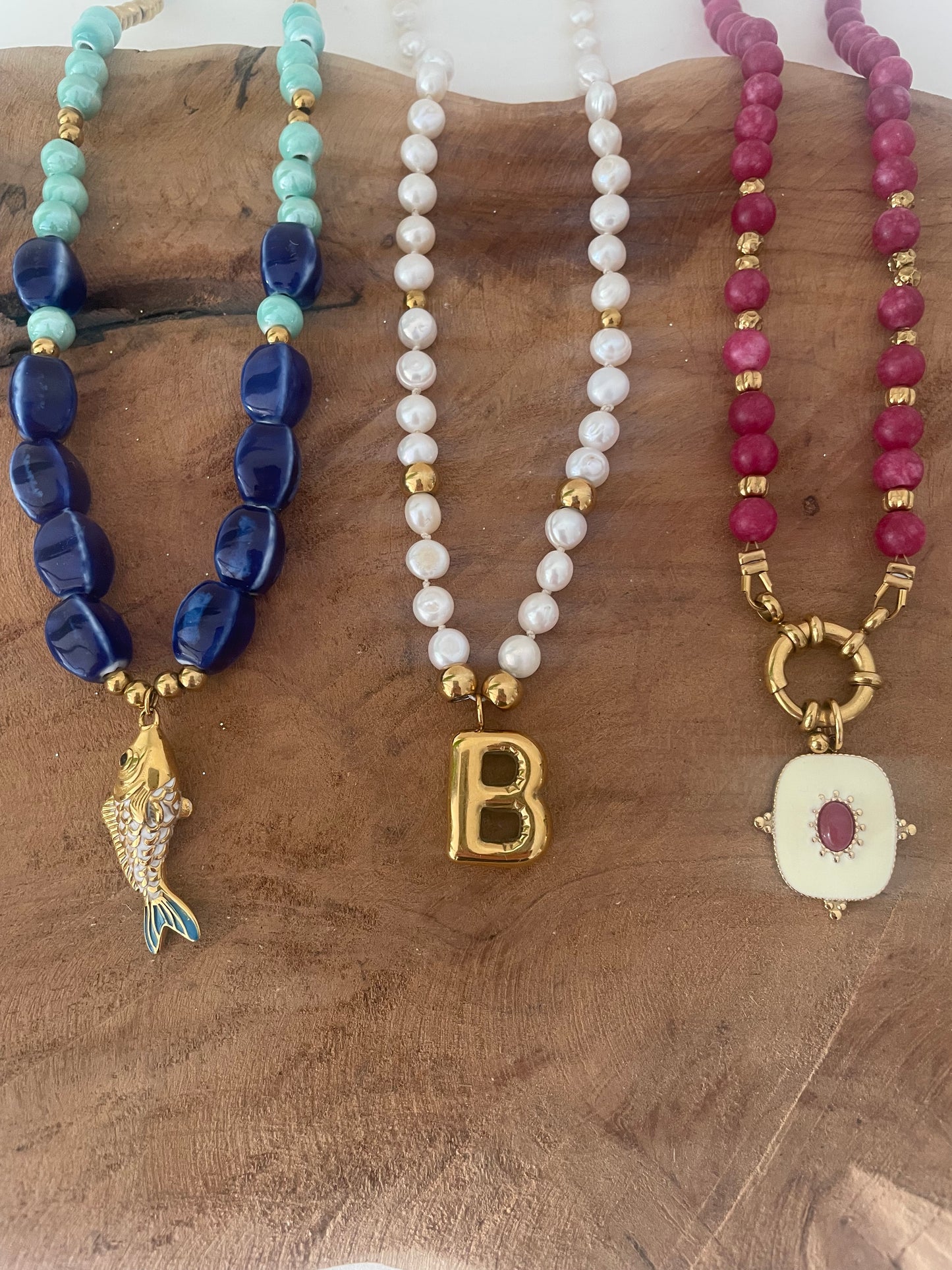 présentation 3 colliers fait main bleu céramique, ivoire eau douce et quarte rose framboise