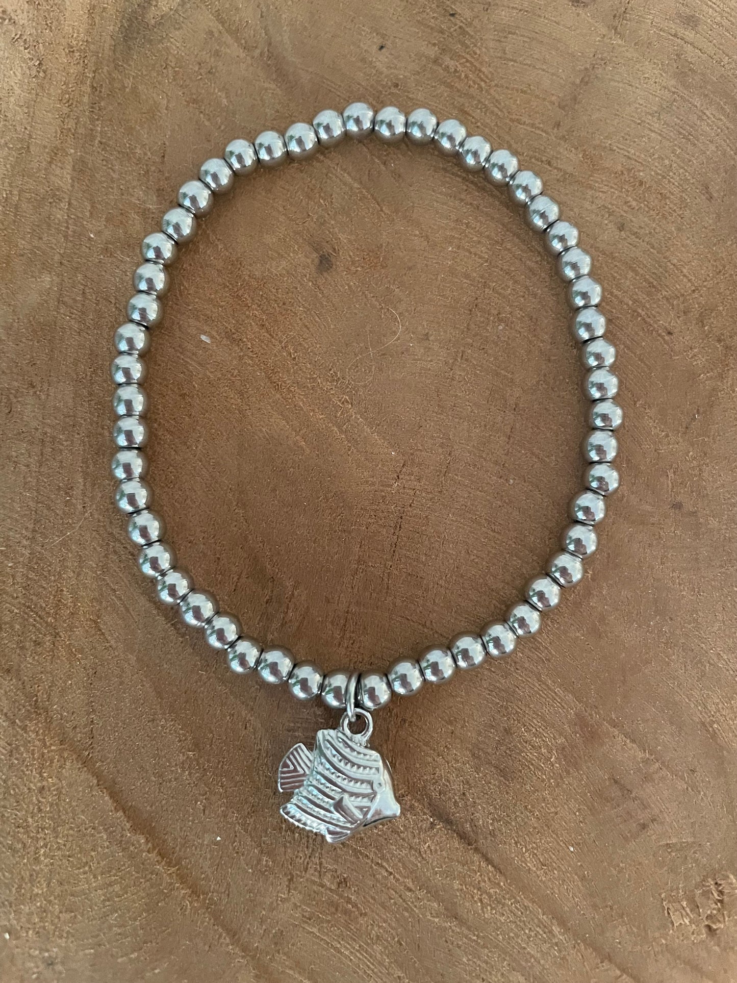 Bracelet breloque poisson en perles argentées