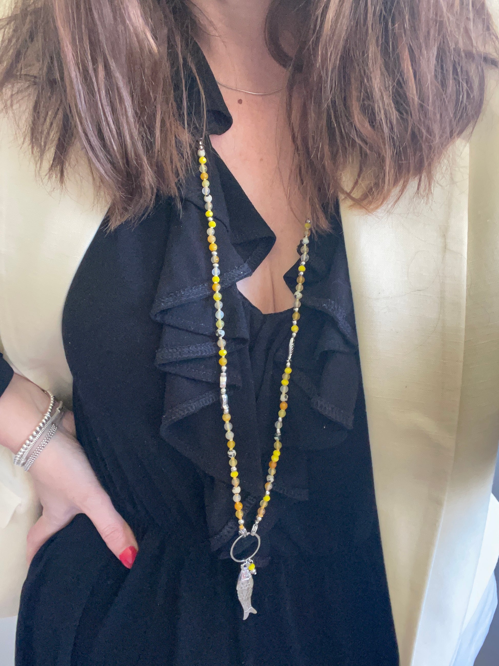 Porté long collier le poisson Jacqueline tons jaunes et pendentif argenté