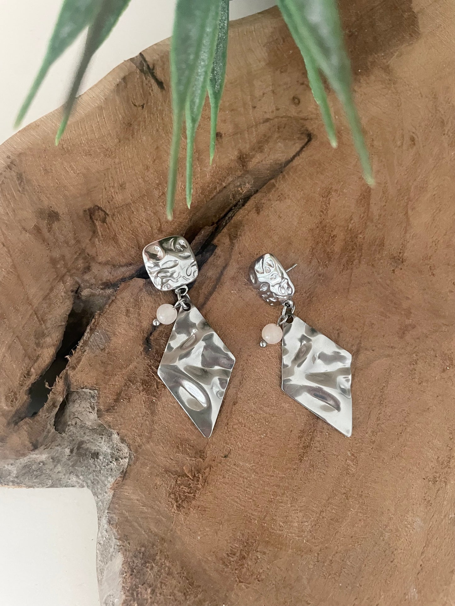 Boucles d’oreilles argent martelé création unique et quartz rose