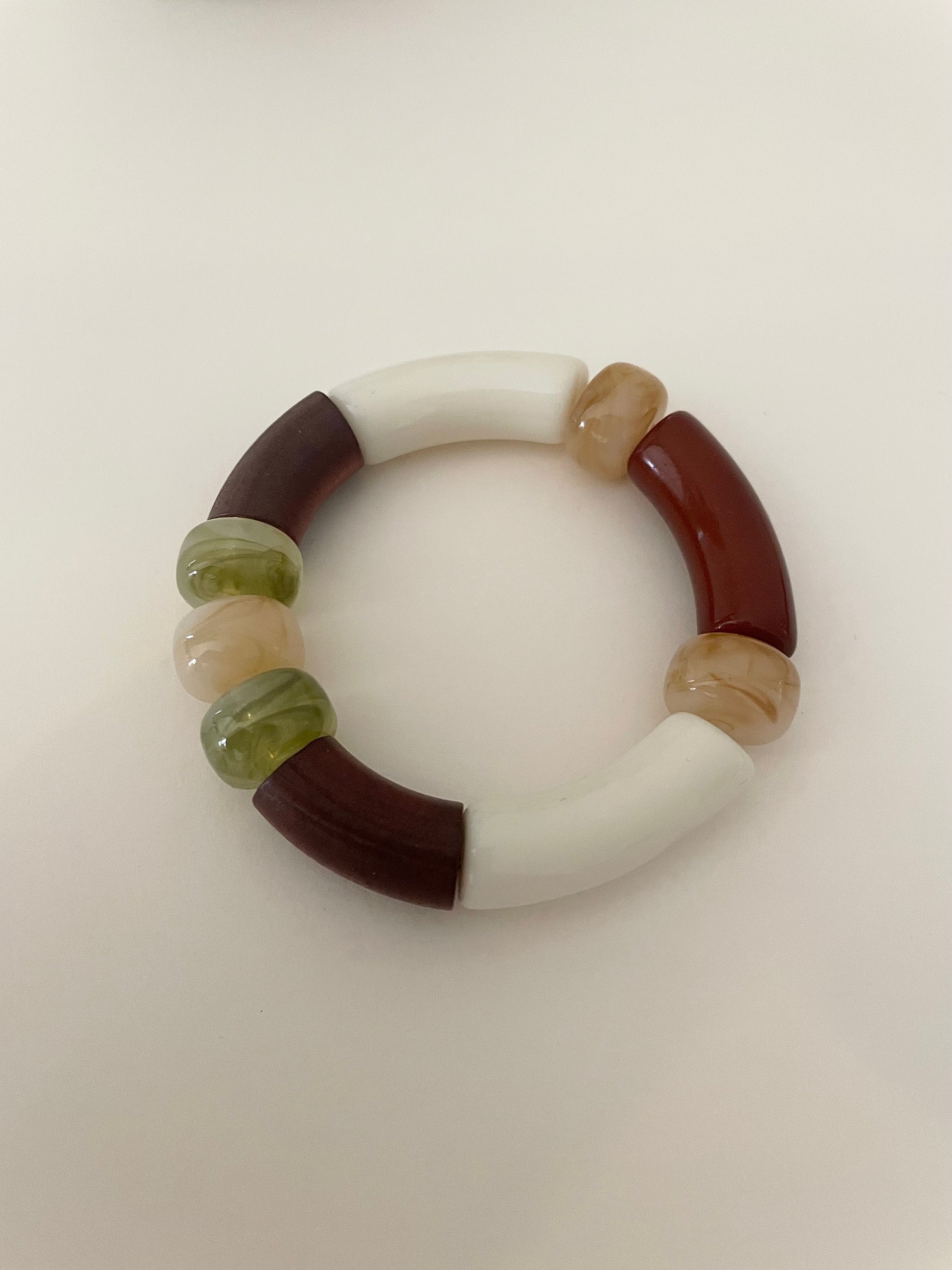 modèle 6 bracelet LILIANE bois blanc beige et vert gros plan