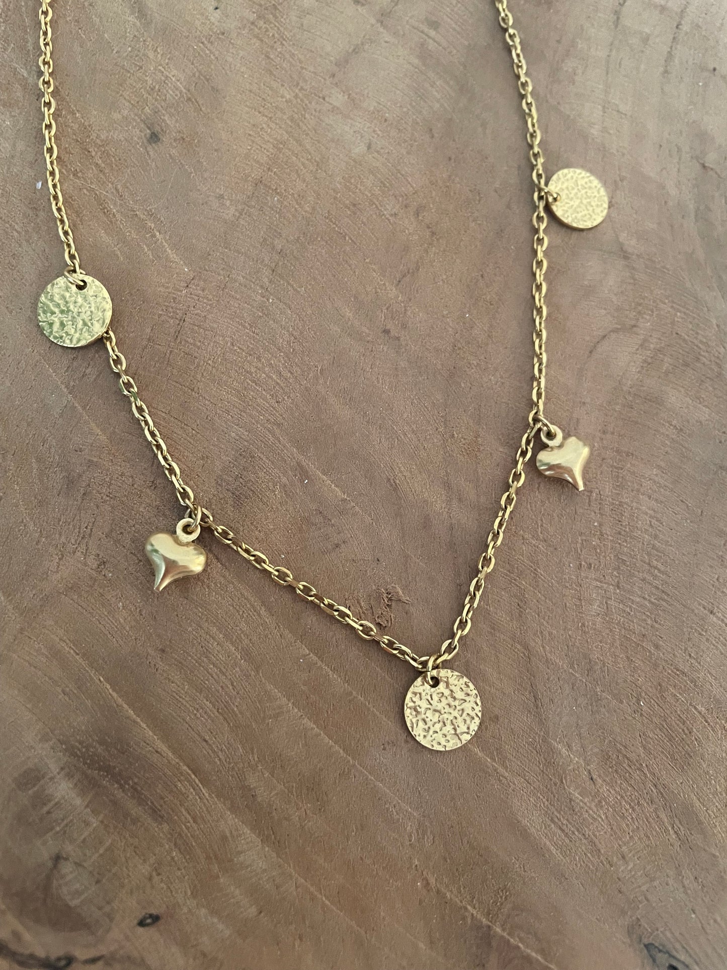 Collier court doré avec breloques coeurs et médailles martelées