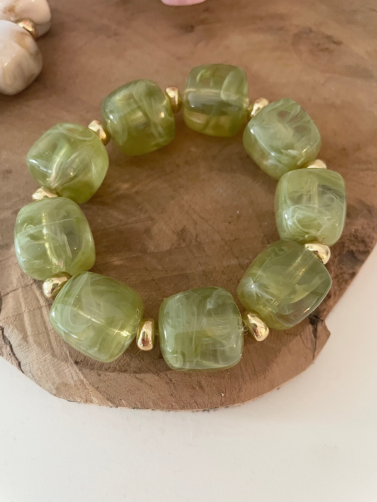 Détail zoom bracelet grosses perles vert translucide