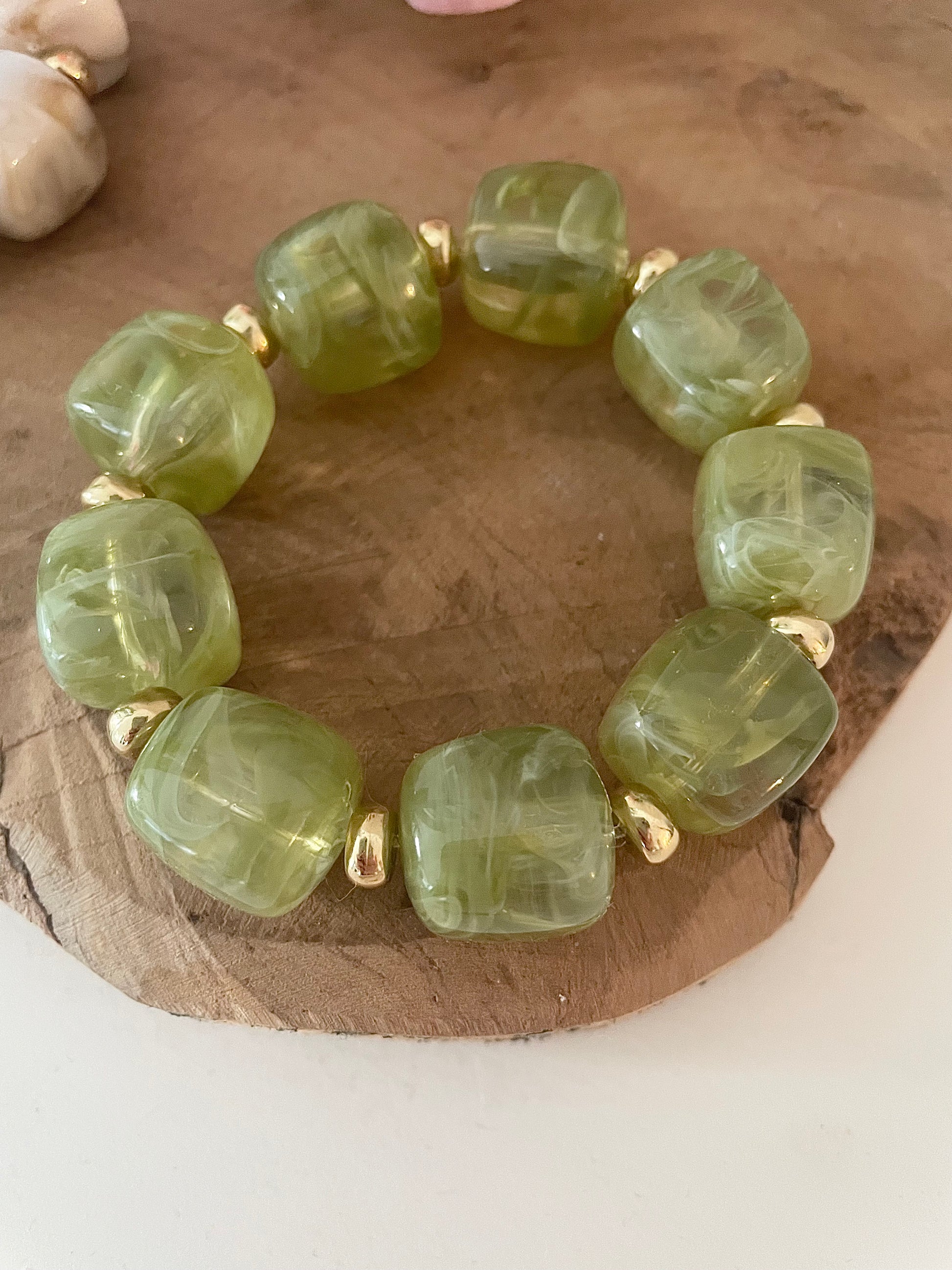 Détail zoom bracelet grosses perles vert translucide