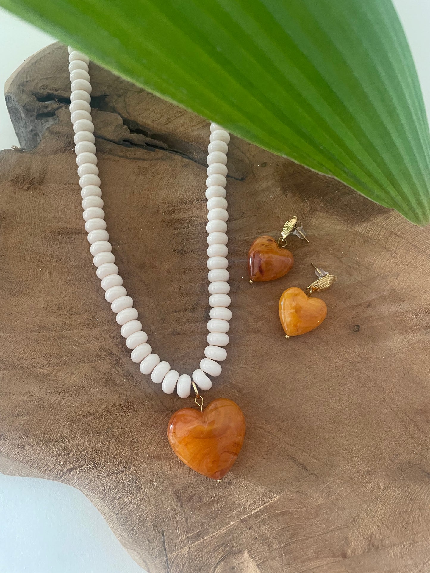 Parure collier perles ivoire verre et coeur orange avec boucles d'oreilles assorties