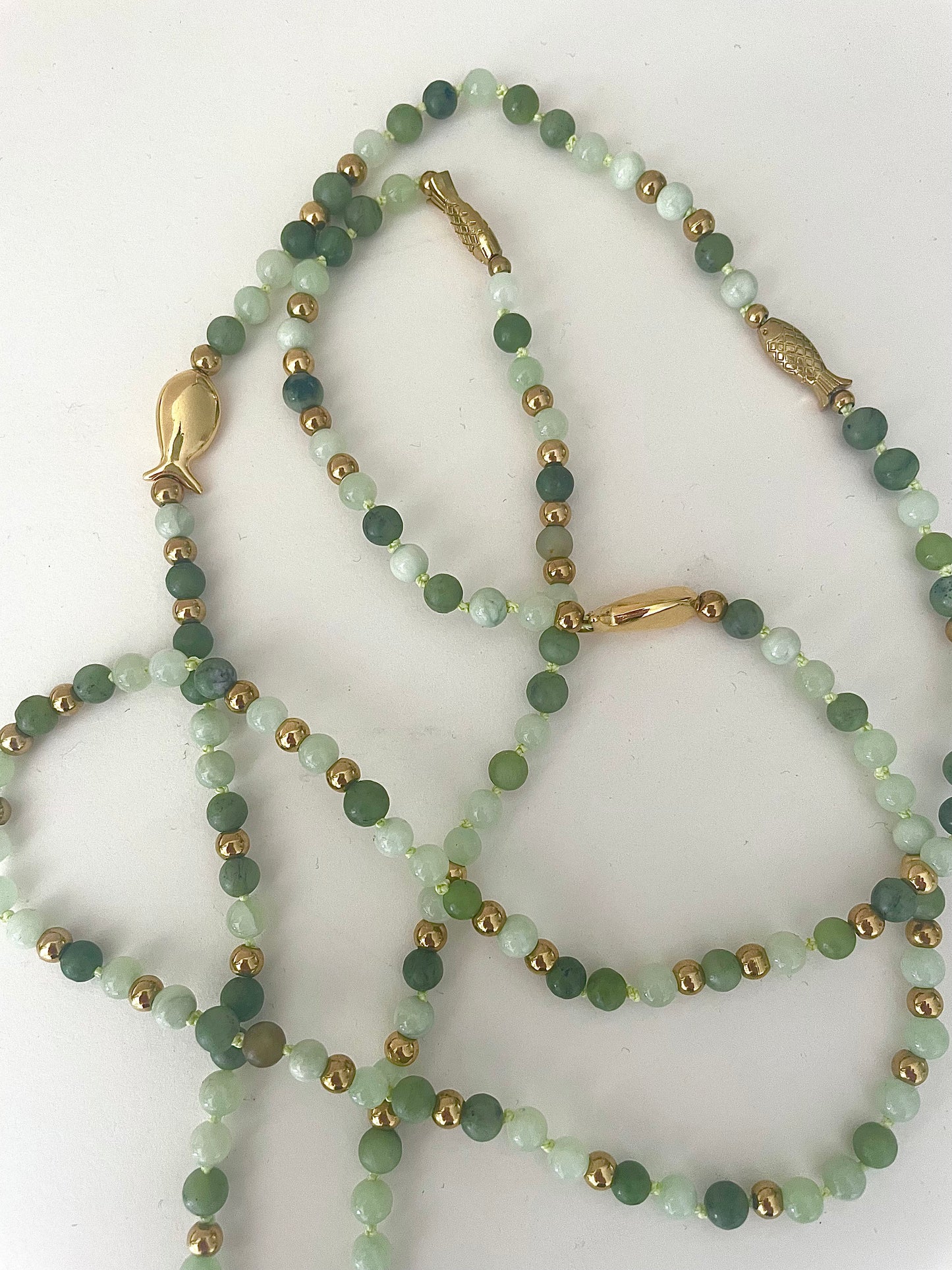 Détails collier sautoir Jacqueline tons verts et doré pierre naturelle et acier inoxydable