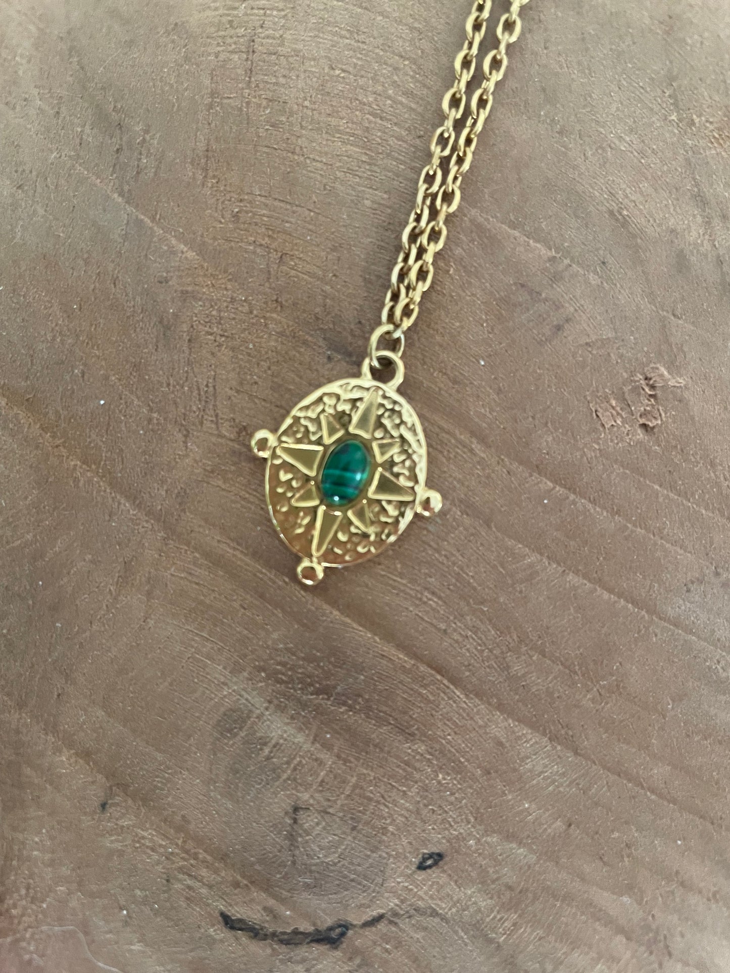 Collier court doré et médaillon serti de malachite