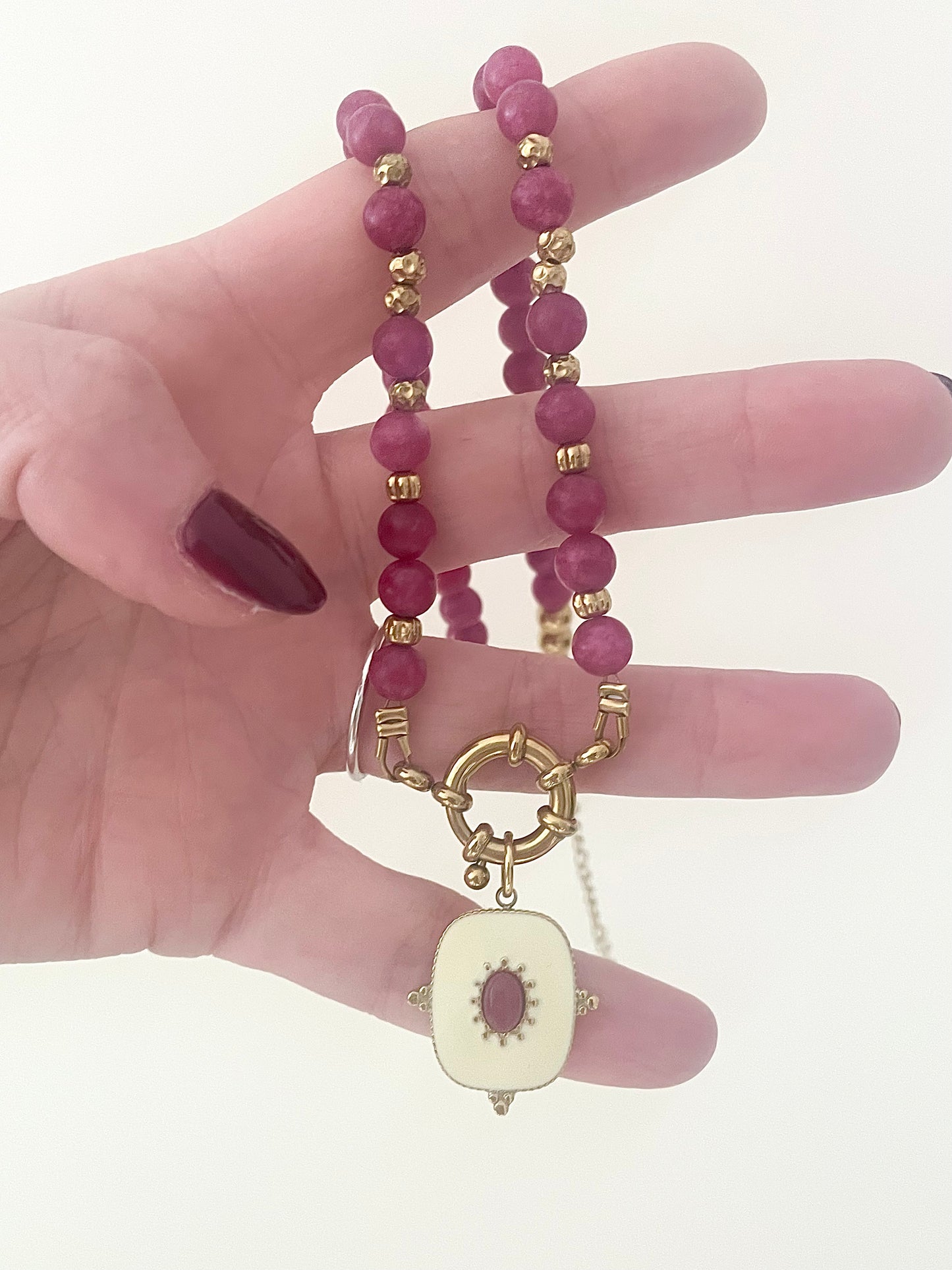 autre vue collier fait main pierre naturelle rose framboise artisanat