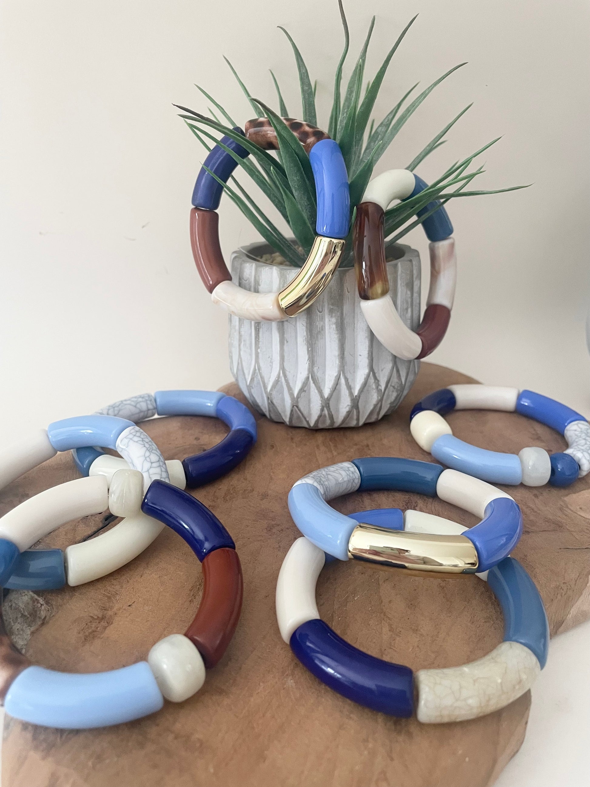 Vue ensemble bracelets liliane tons bleus