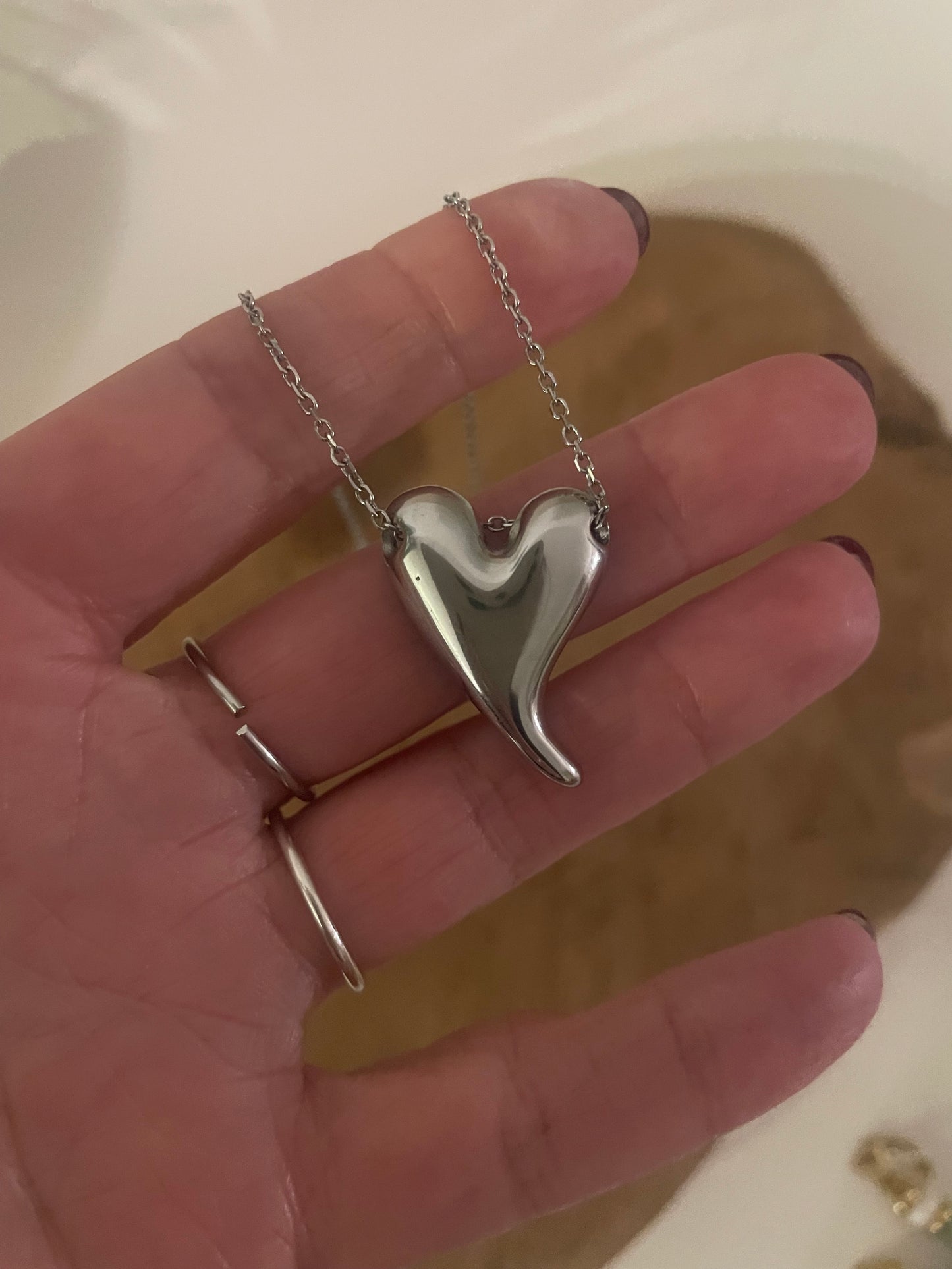 détail collier bijou coeur argent asymétrique minimaliste