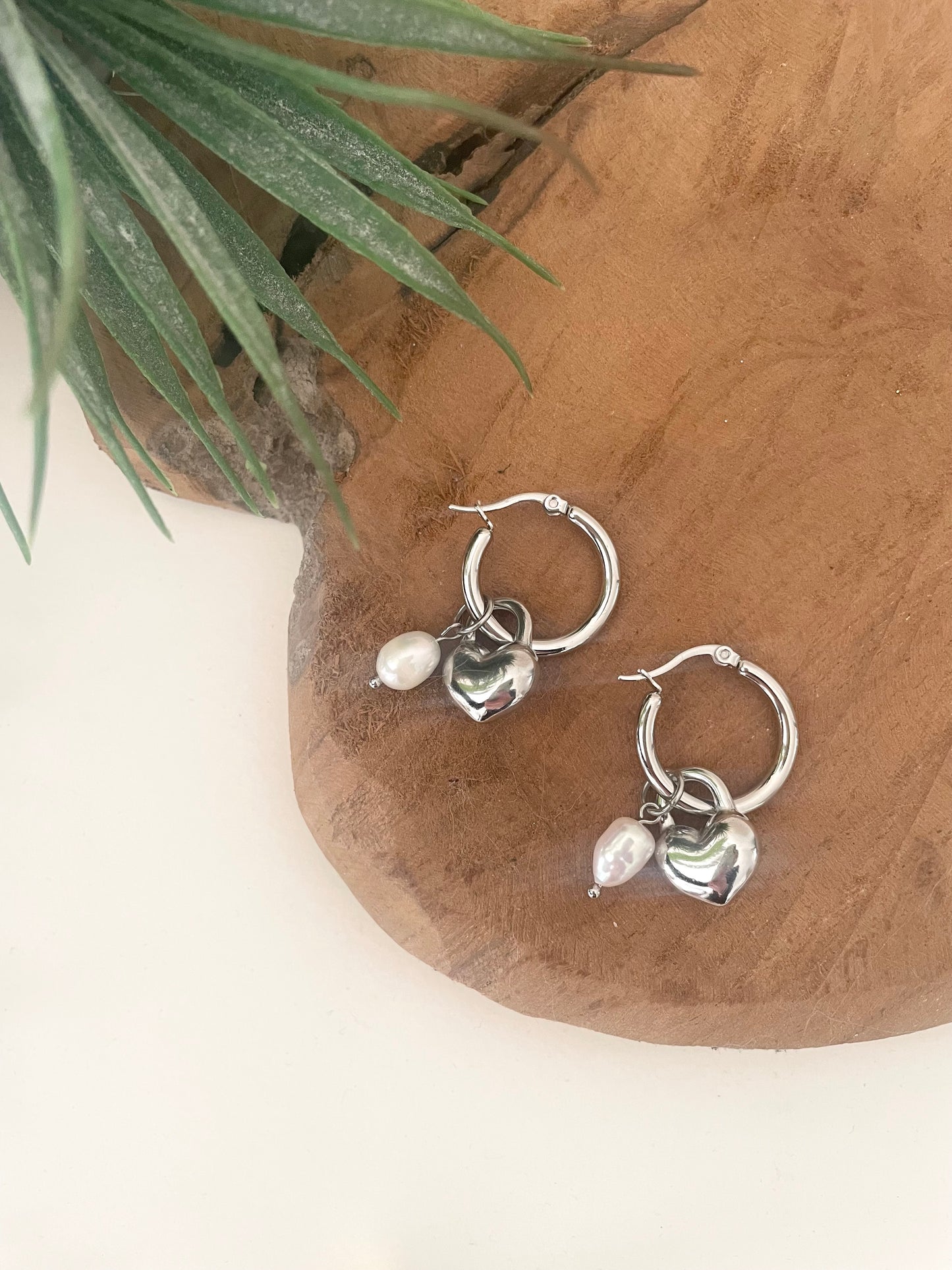 Boucles d’oreilles créoles en acier inoxydable argenté avec breloque coeur et perle d’eau douce