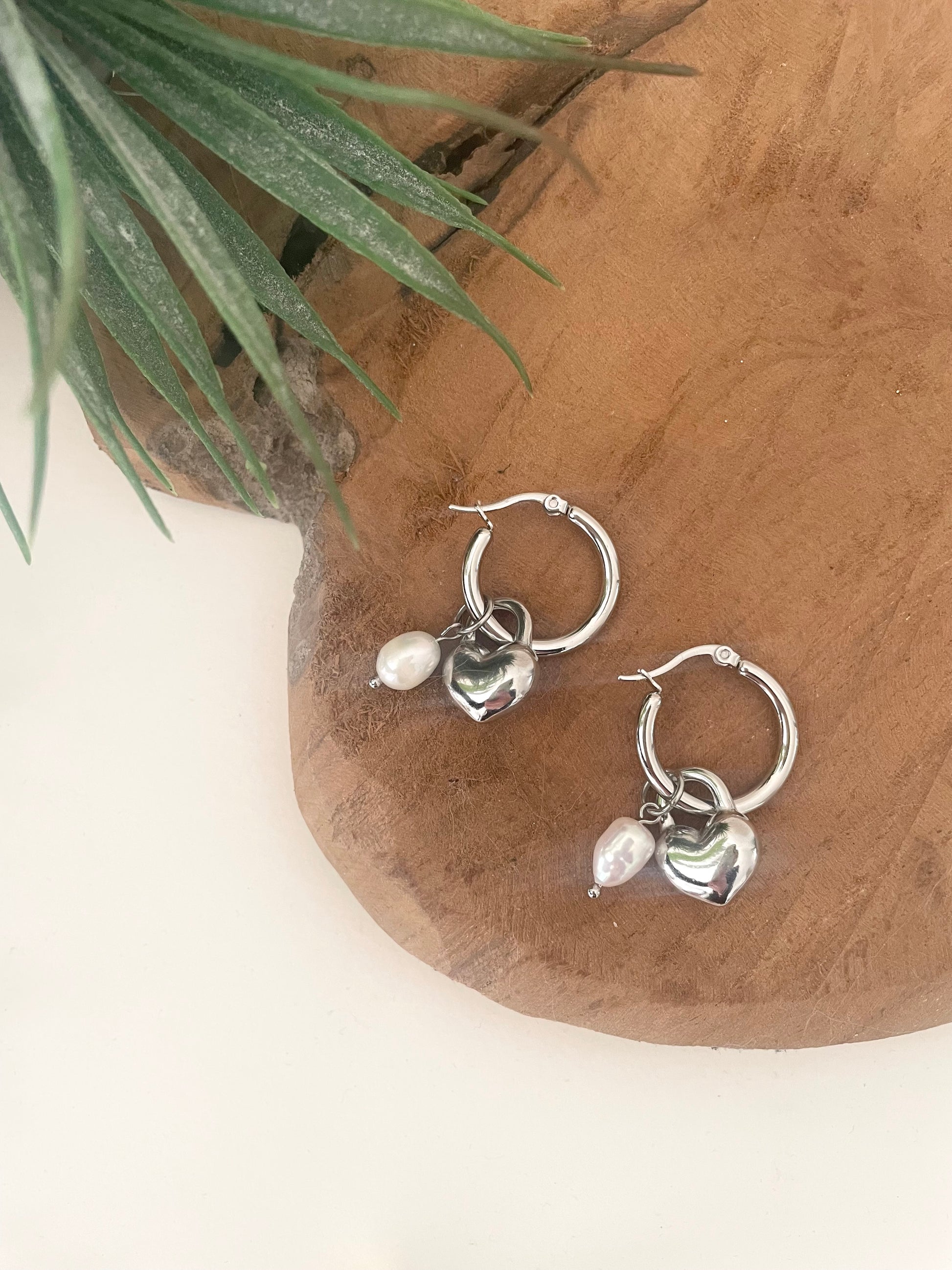 Boucles d’oreilles créoles en acier inoxydable argenté avec breloque coeur et perle d’eau douce