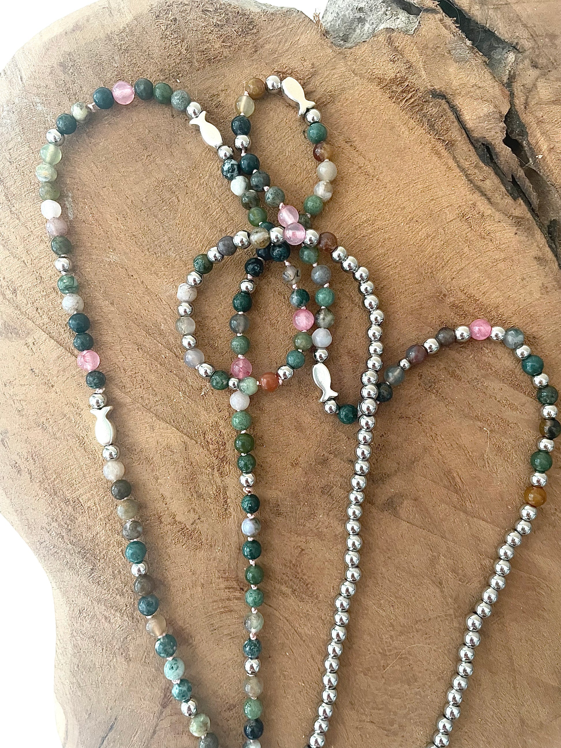 Détails collier sautoir pierre rose vert poissons argentés fait main
