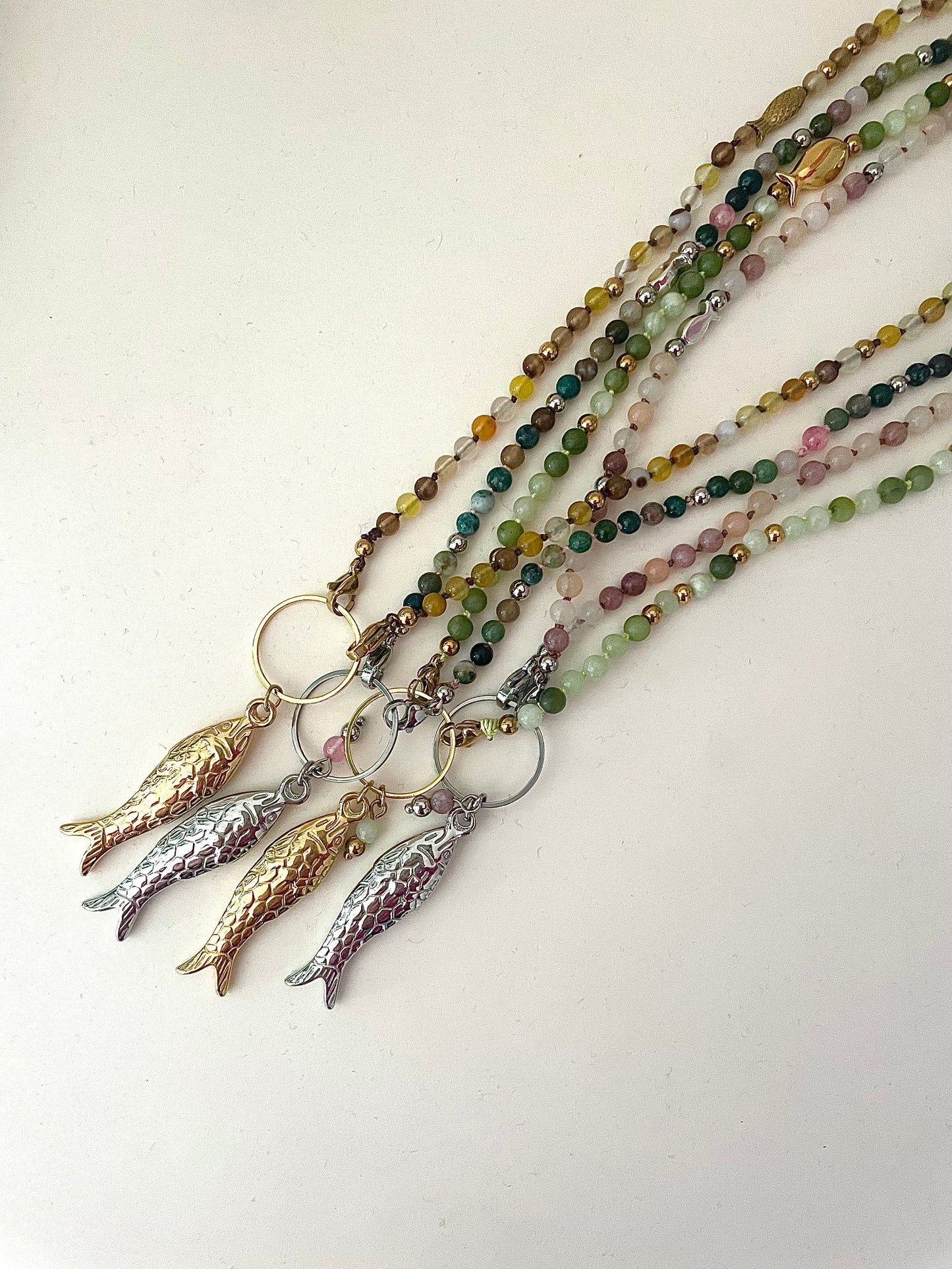 Présentation 4 modèles colliers sautoir Jacqueline pierre naturelle et acier inoxydable pendentif poisson fait main