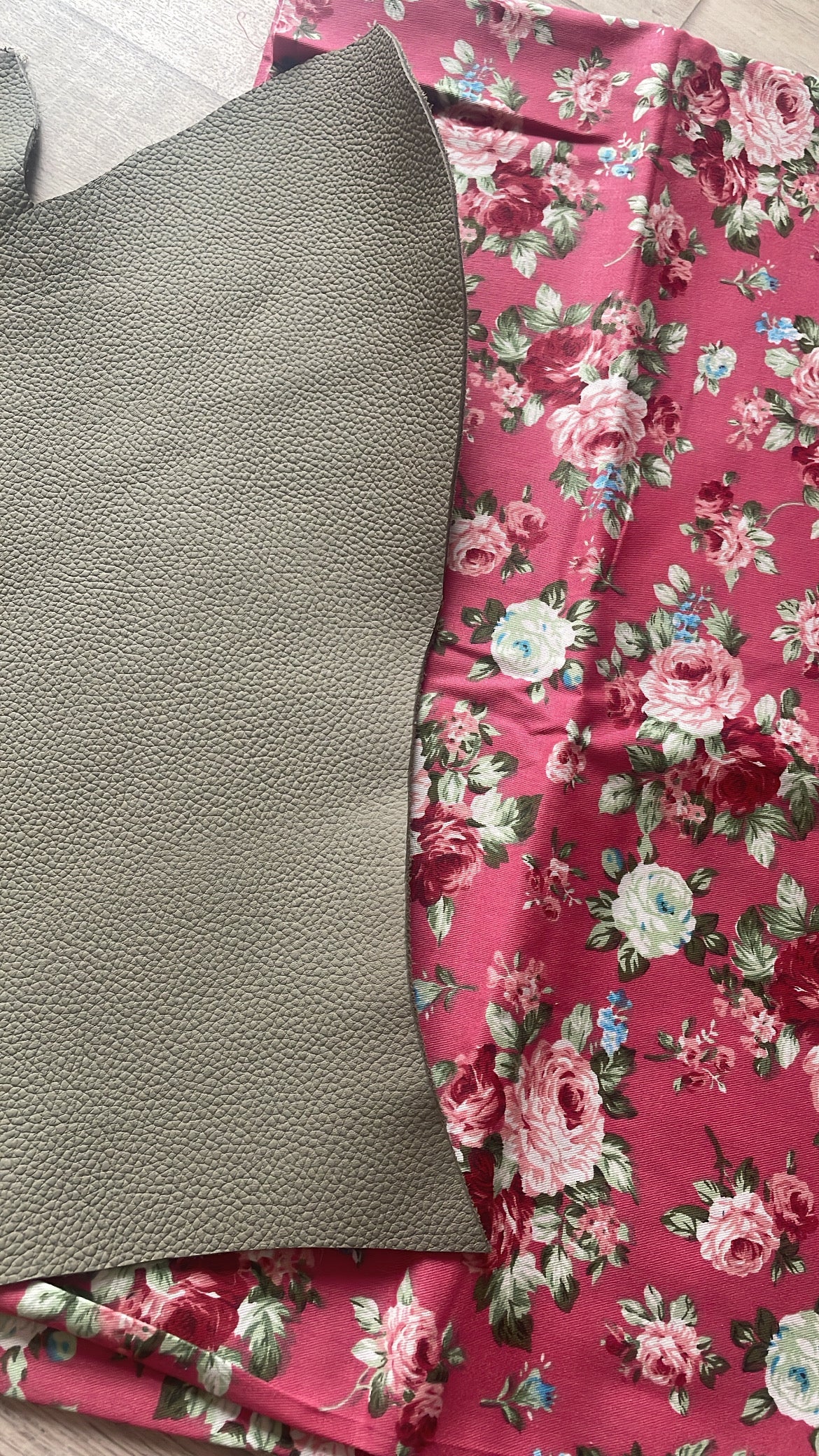 Détail du tissu et cuir utilisé merci pour les épines