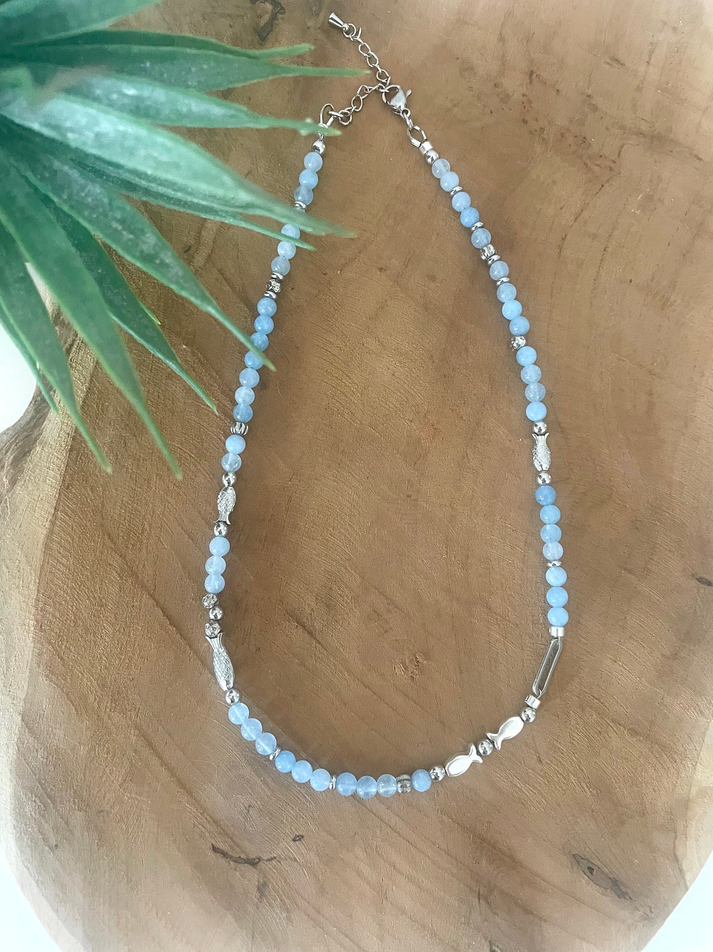 Collier court - ras de cou le poisson Jeanne en pierre naturelle jade bleu et argenté