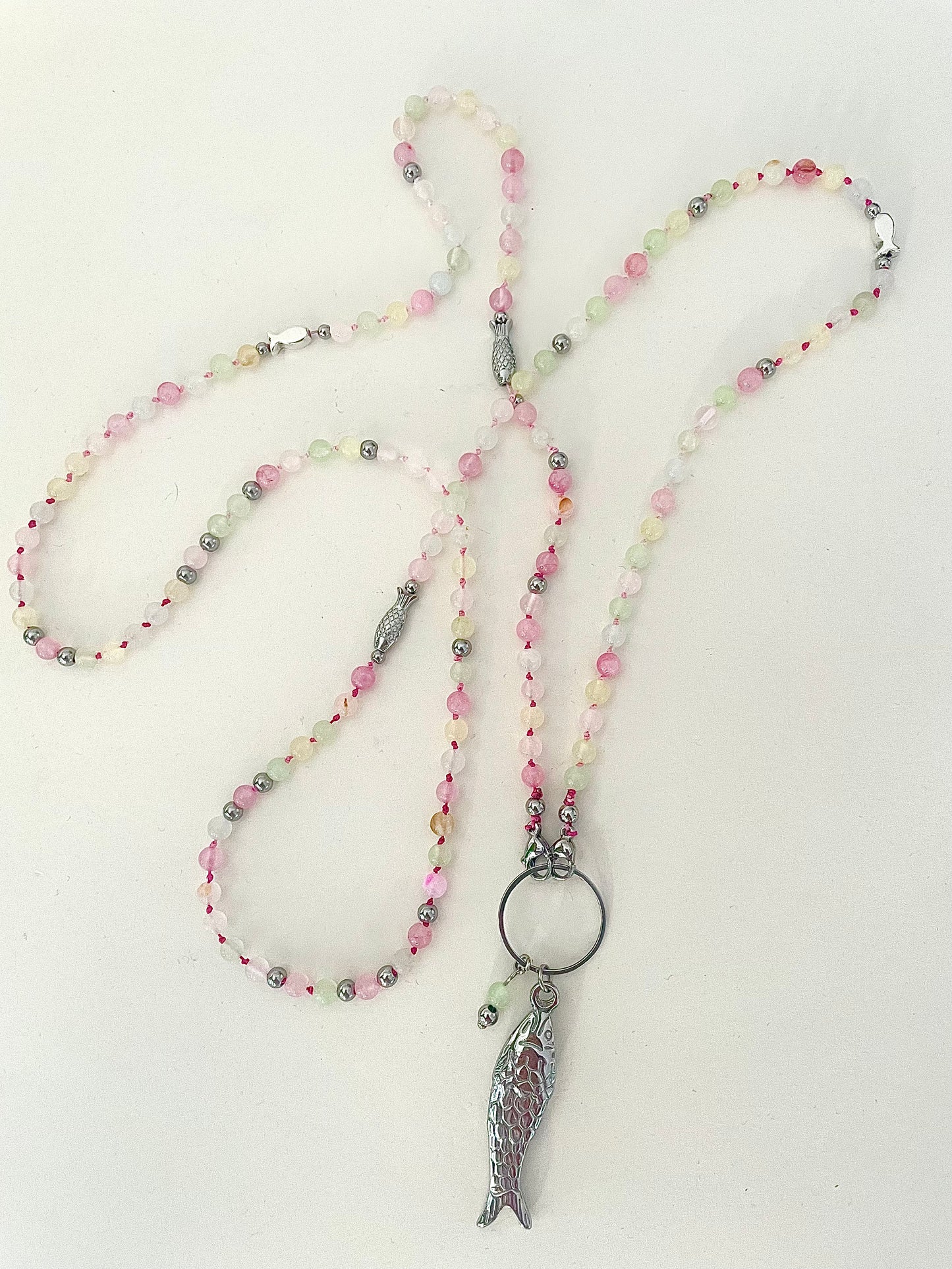 Fond blanc vue entière collier le poisson Jacqueline tons pastel et acier inoxydable argenté