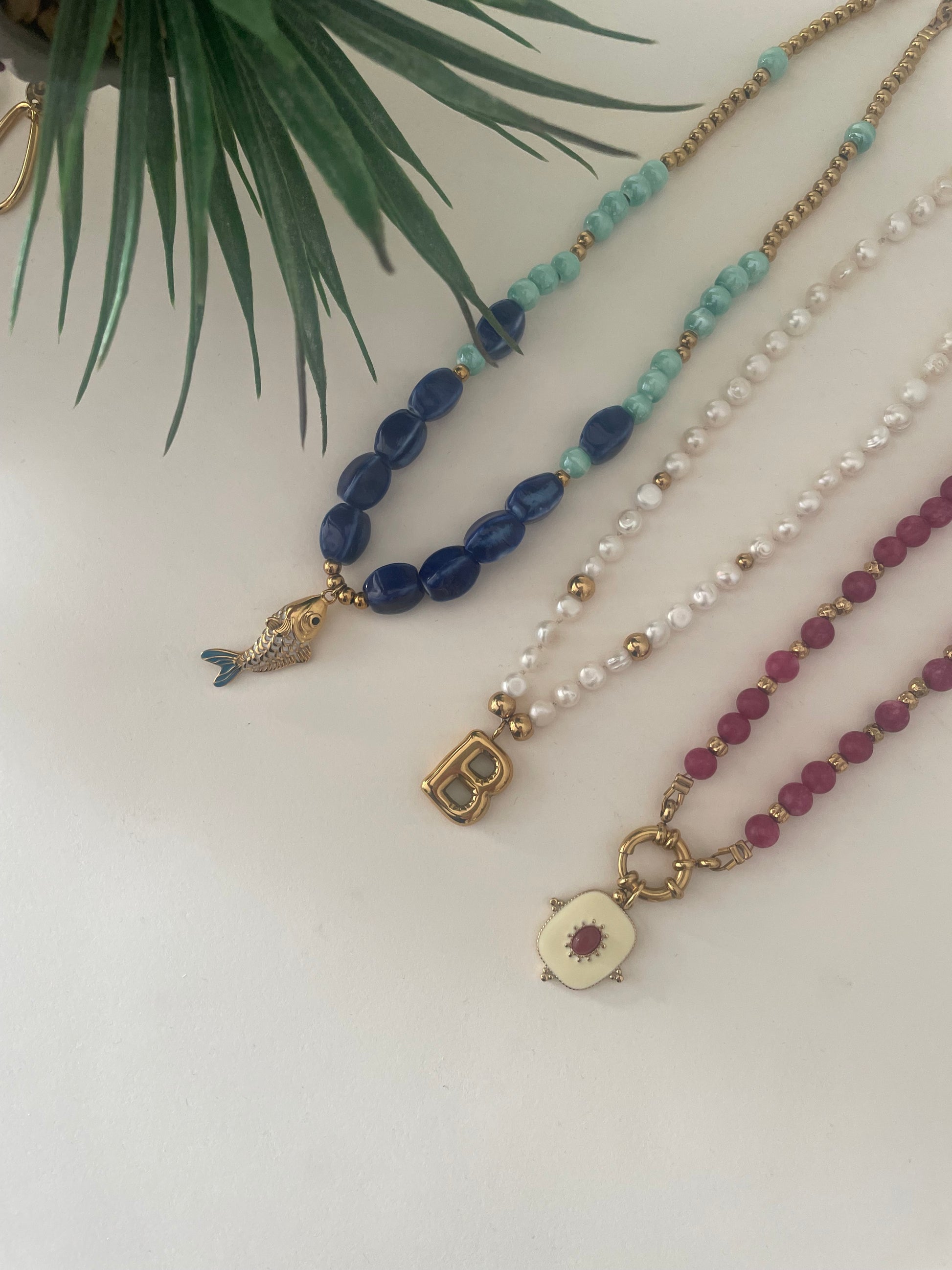 présentation 3 colliers eau douce, quartz naturel rose et céramique bleu