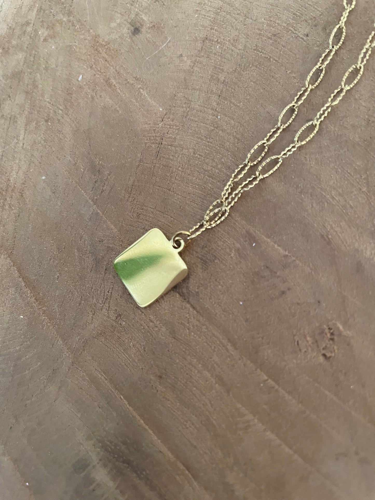 Collier court pendentif fleur bordeaux et doré