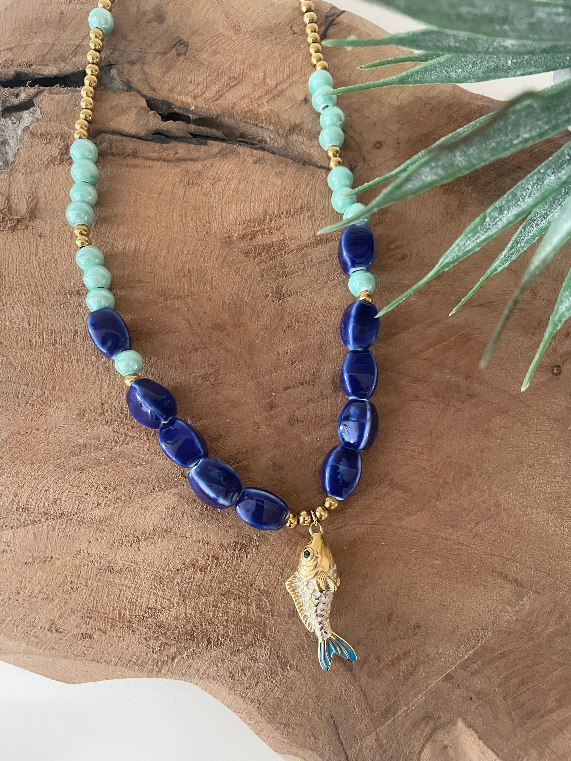 Collier original pendentif poisson perles bleues céramique fait main France