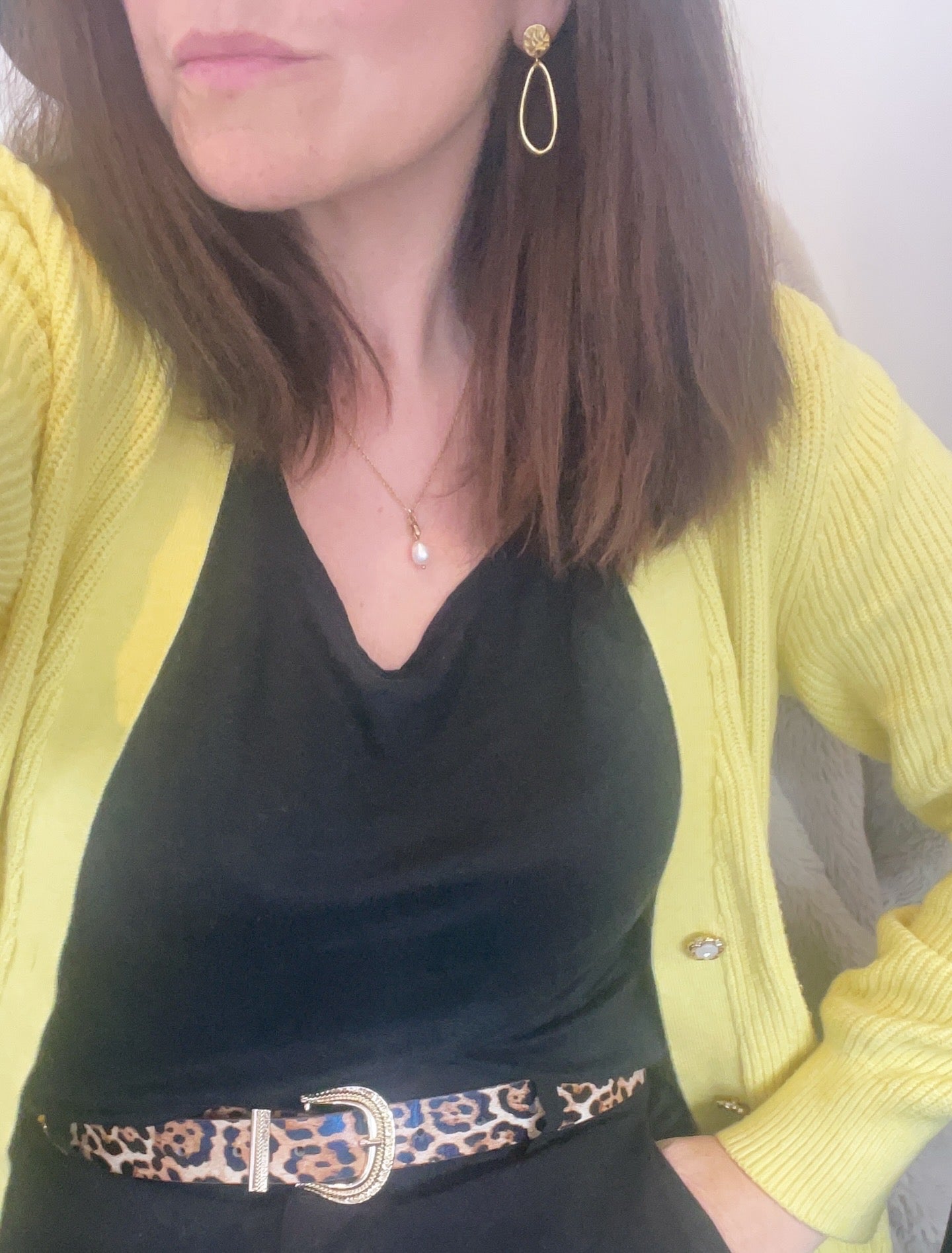 porté boucles dorées clou martelé avec tenue jaune léopard
