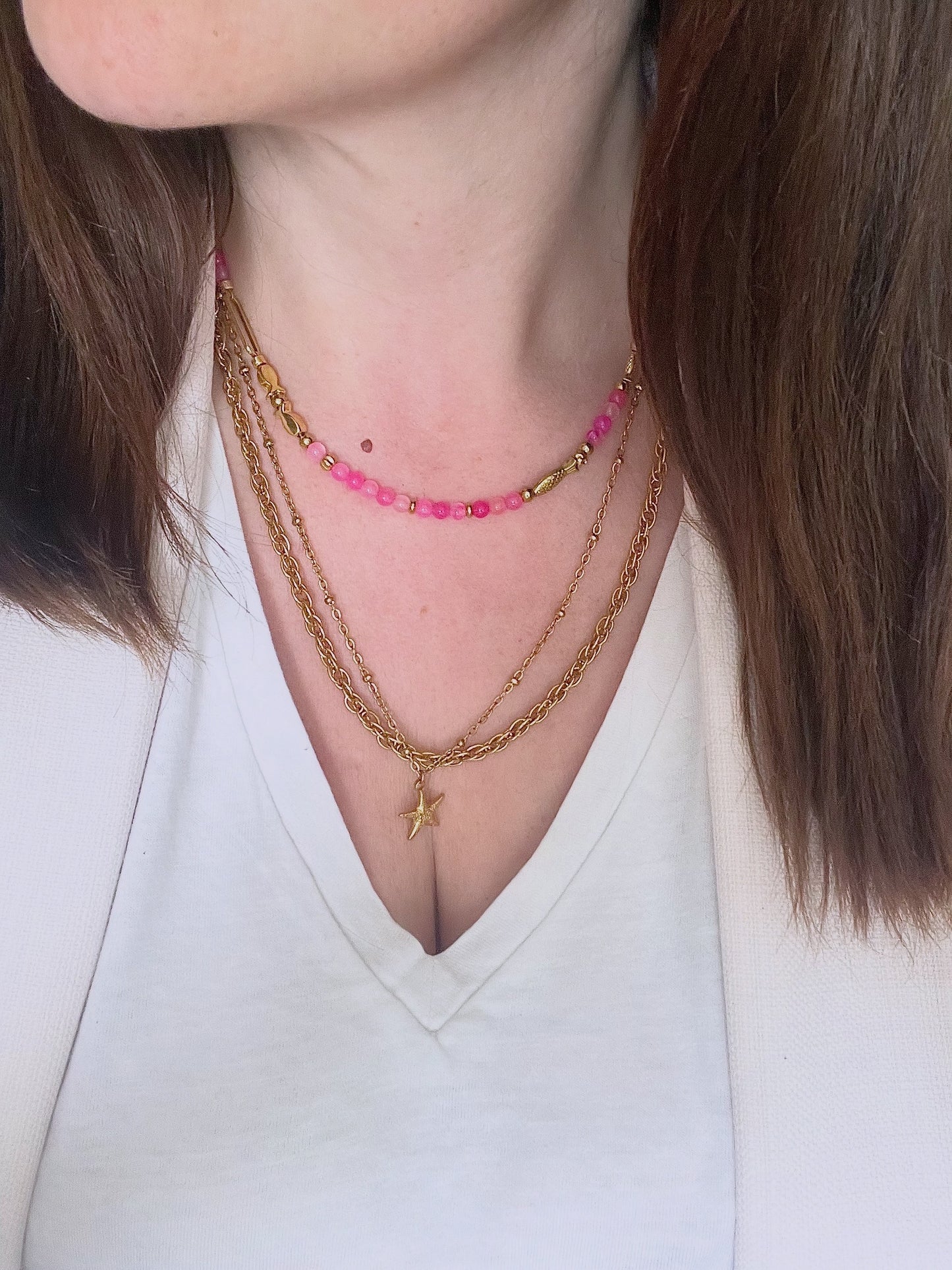 Collier court - ras de cou le poisson Jeanne en pierre naturelle agate rose vif et doré