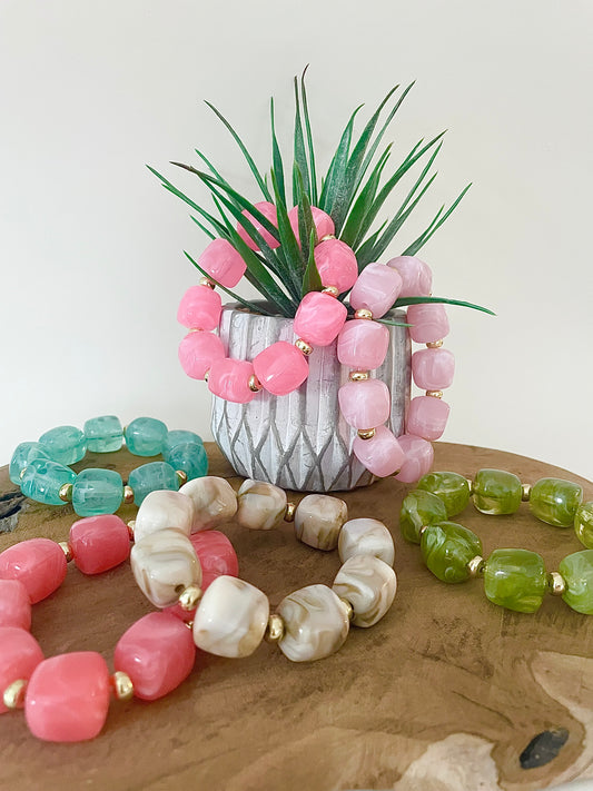 Bracelet Solène grosses perles acryliques pastel rose bleu vert porté au poignet