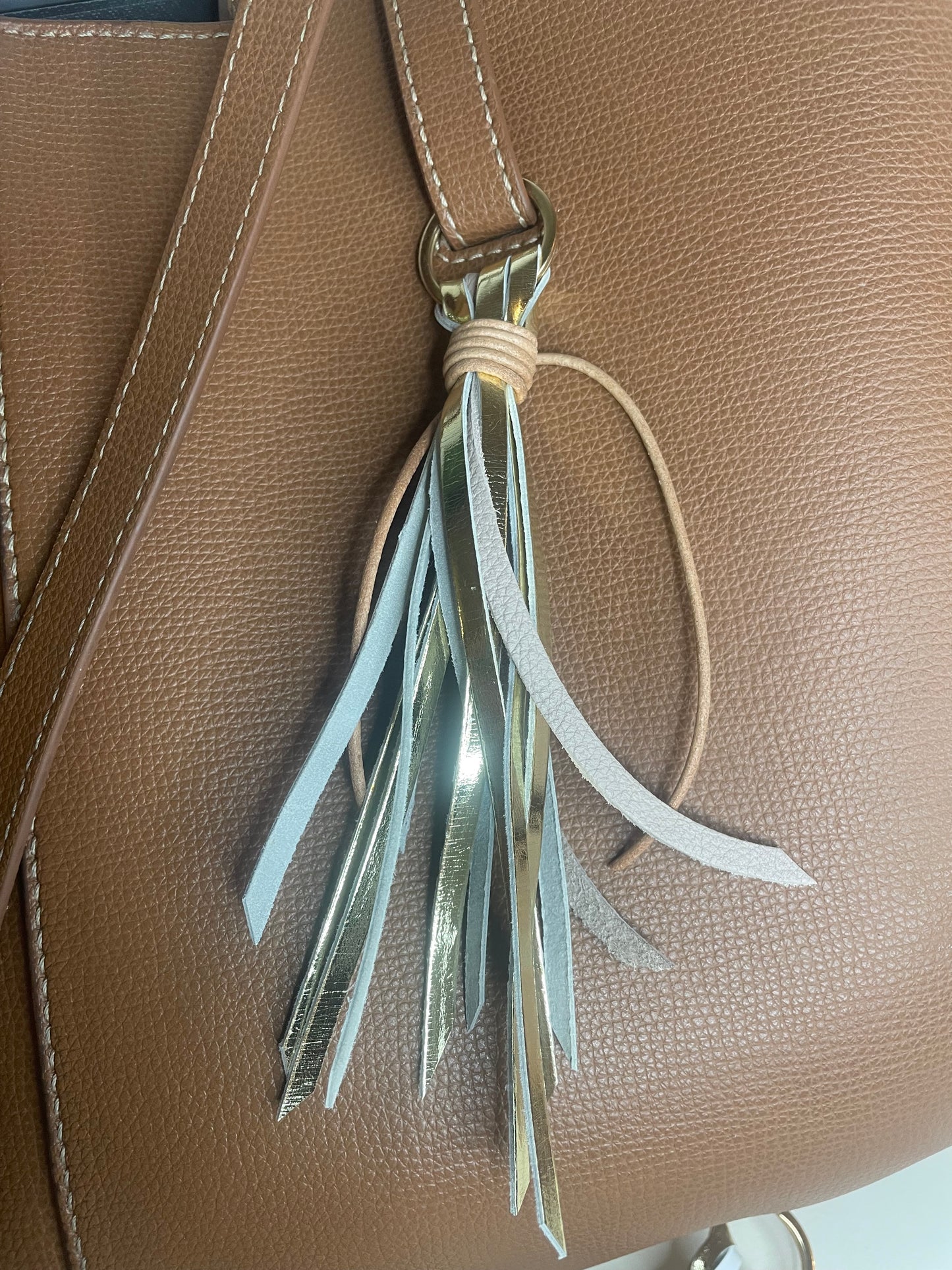 Zoom liens de cuir bijou de sac Astride fait main 