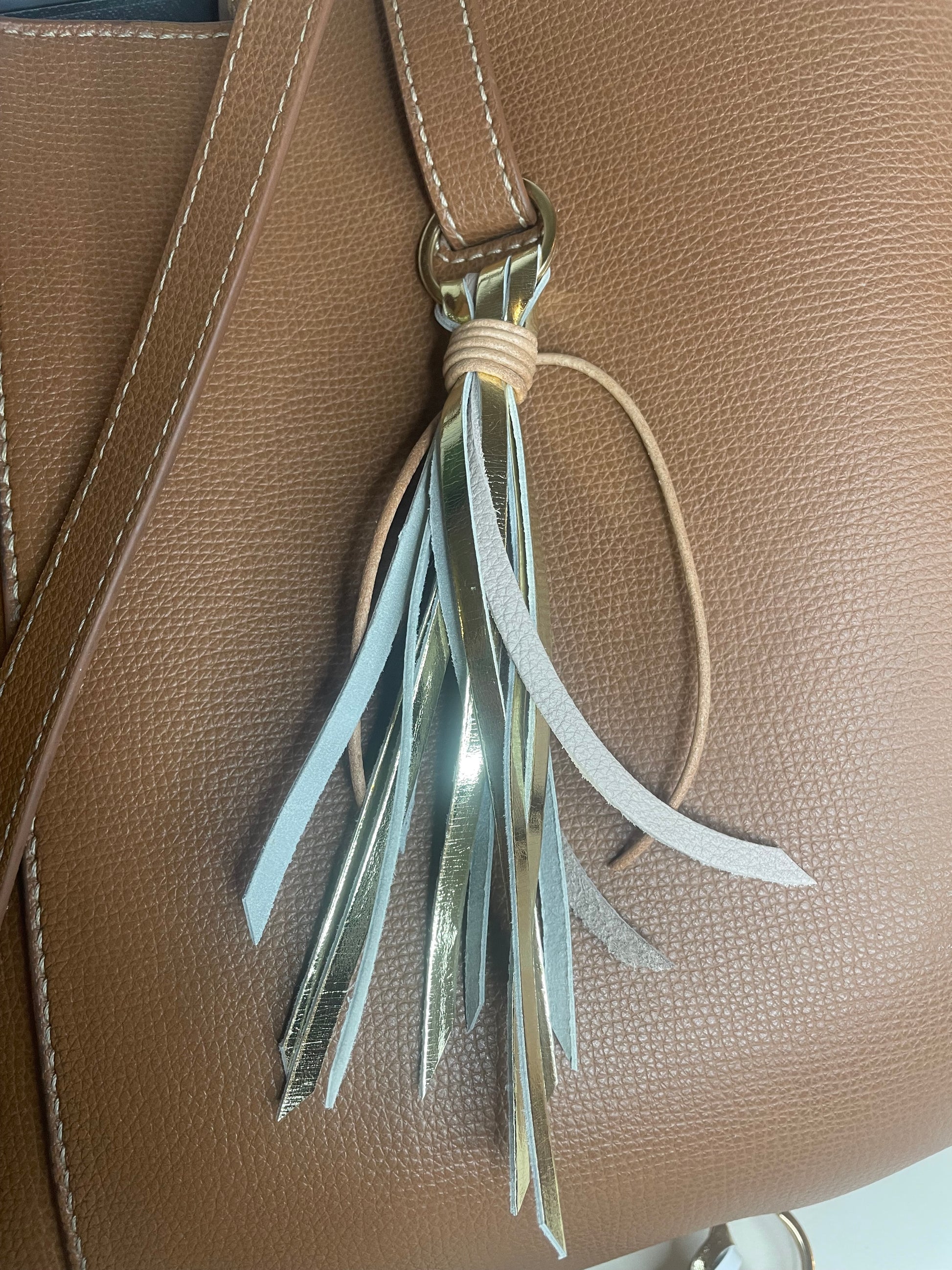 Zoom liens de cuir bijou de sac Astride fait main 