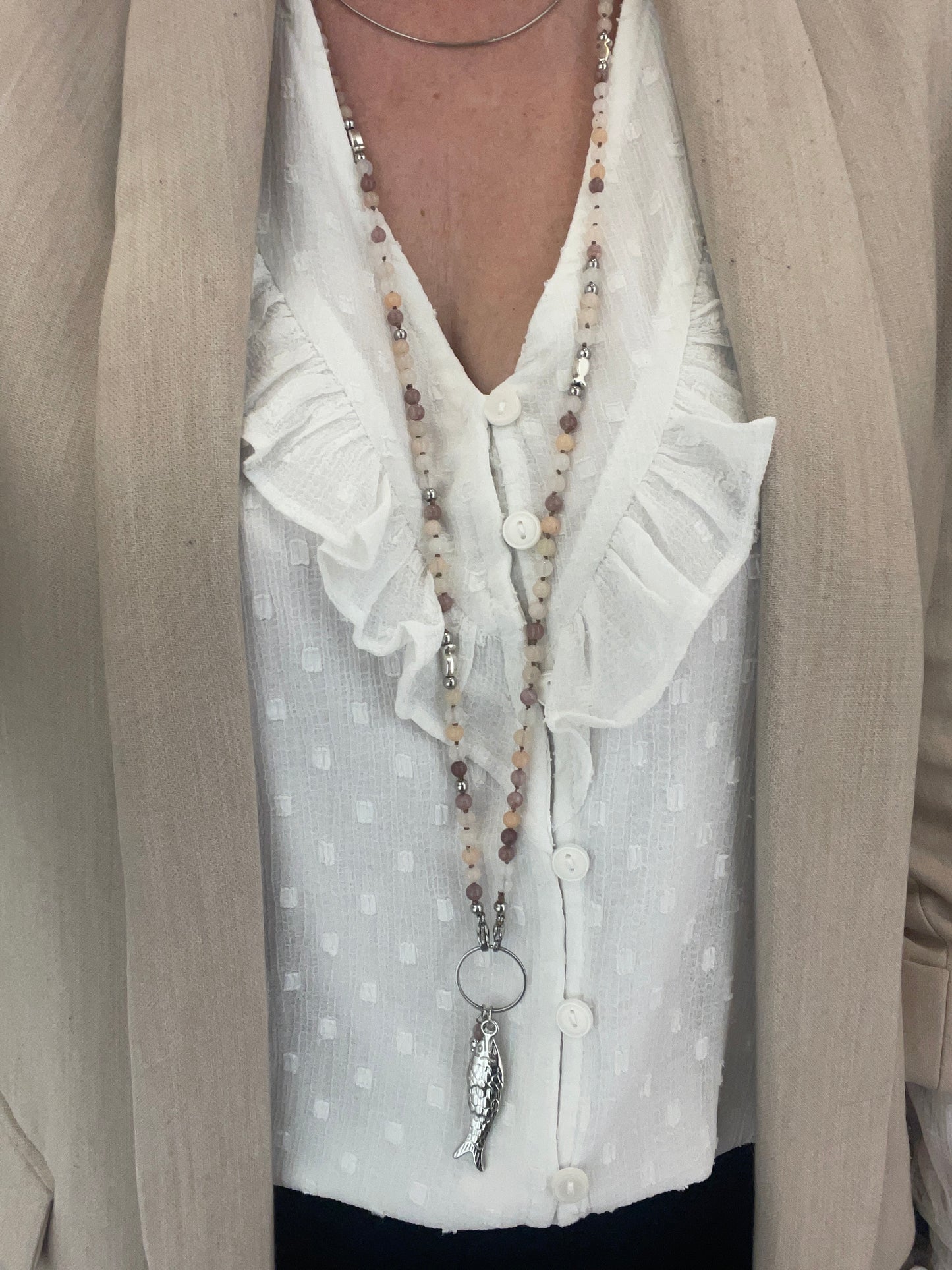 Rendu porté autre angle collier sautoir poisson argenté et pierre naturelle fait main tons beige violine