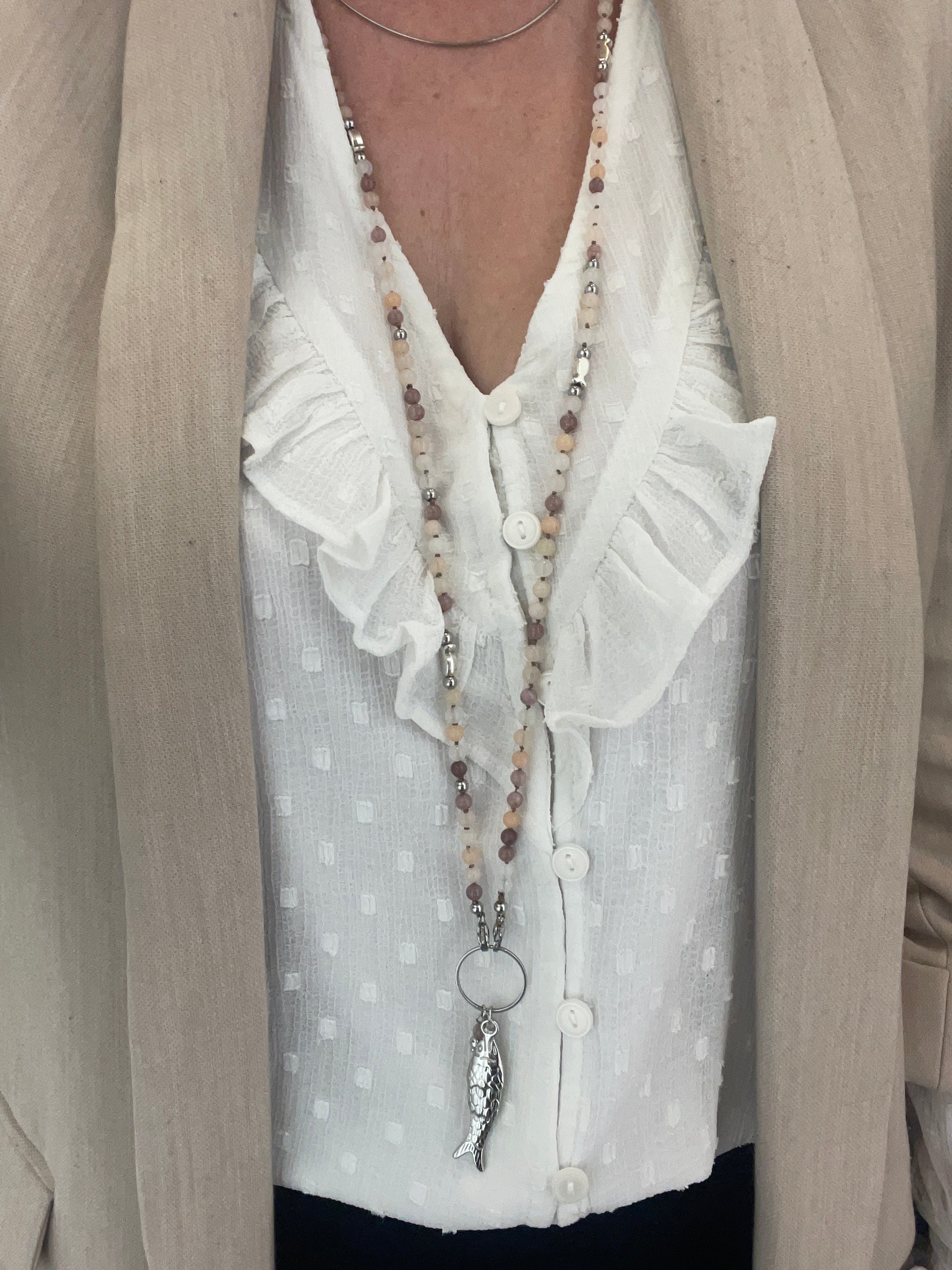 Rendu porté autre angle collier sautoir poisson argenté et pierre naturelle fait main tons beige violine