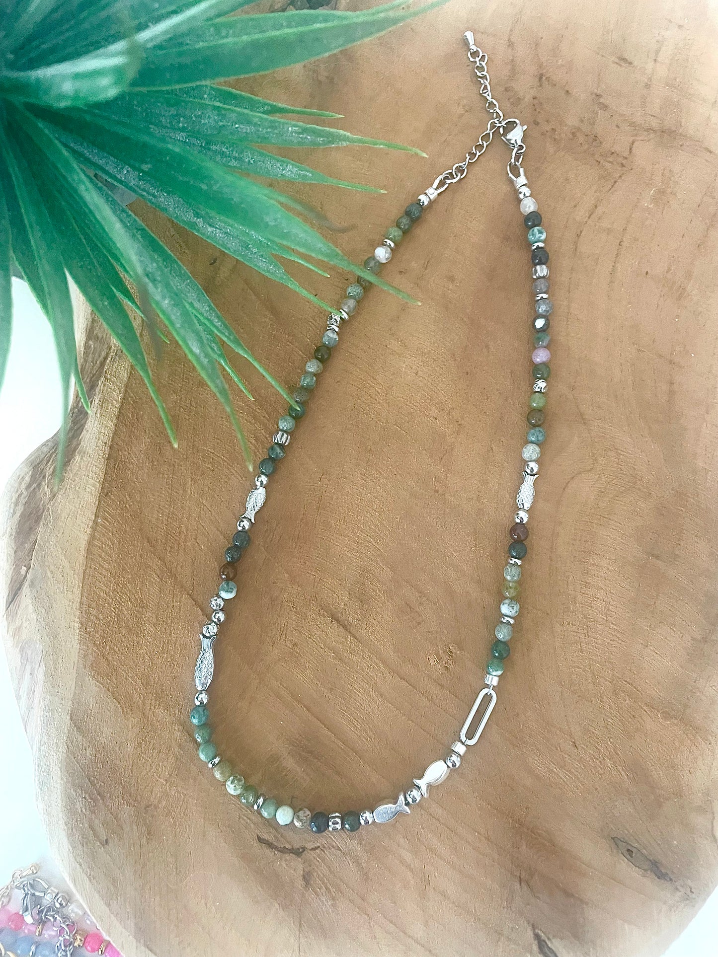 Collier court - ras de cou le poisson Jeanne en pierre naturelle agate et argenté