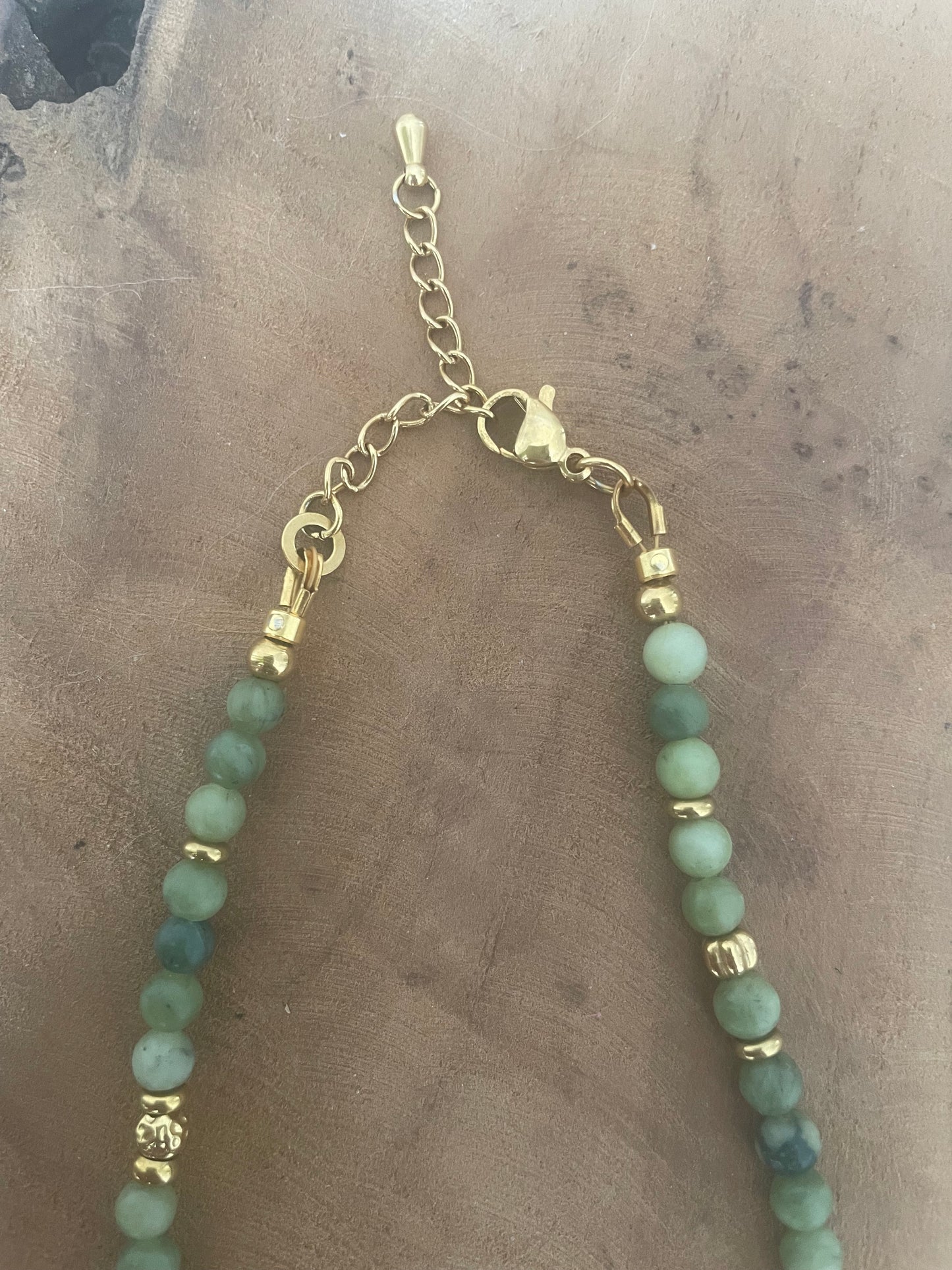 Collier court - ras de cou le poisson Jeanne en pierre naturelle jaspe vert et doré